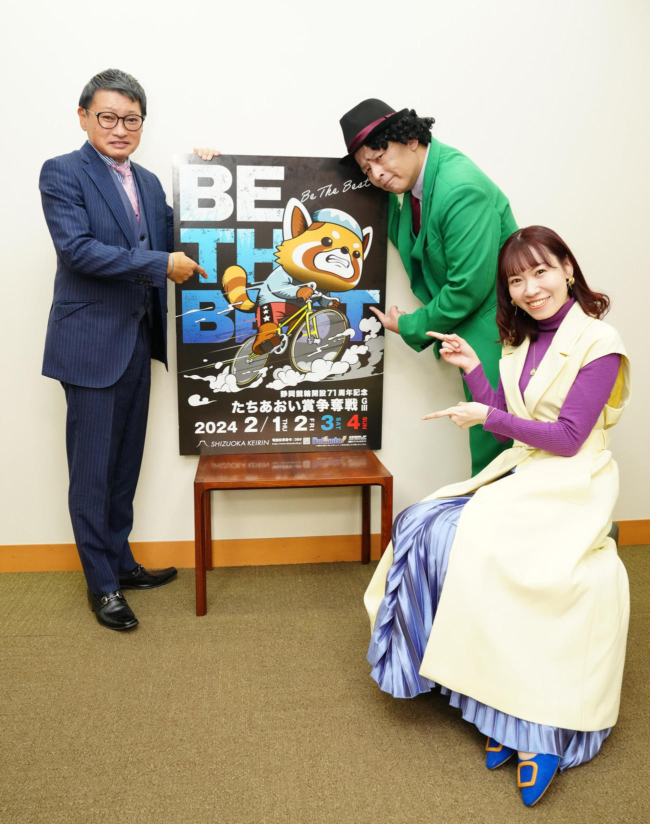 静岡競輪「たちあおい賞争奪戦」のPRで来社した、左からCS解説者の伊藤勝也さん、競輪予想漫談師の店長、式典MCの半田いまりさん（撮影・江口和貴）