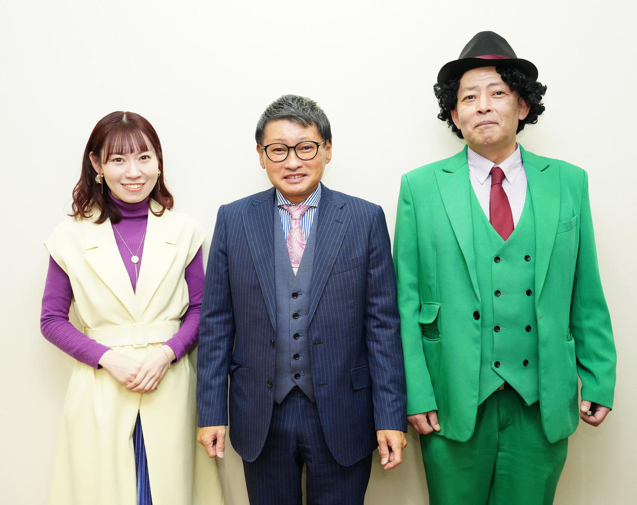 静岡競輪「たちあおい賞争奪戦」のPRで来社した、左から式典MCの半田いまりさん、CS解説者の伊藤勝也さん、競輪予想漫談師の店長（撮影・江口和貴）