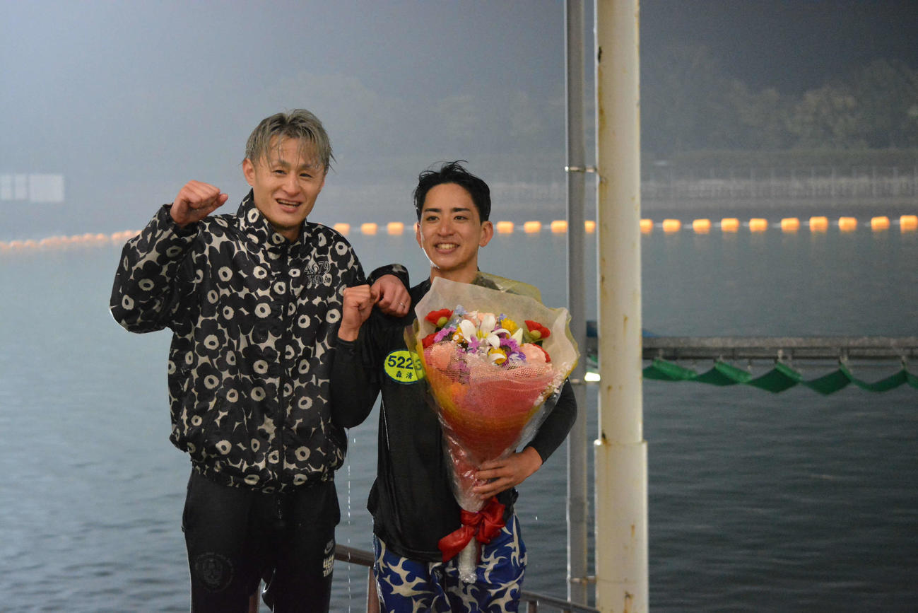 デビュー初1着の森清友翔（左から2番目）は水神祭の祝福を受ける。左は植田太一。