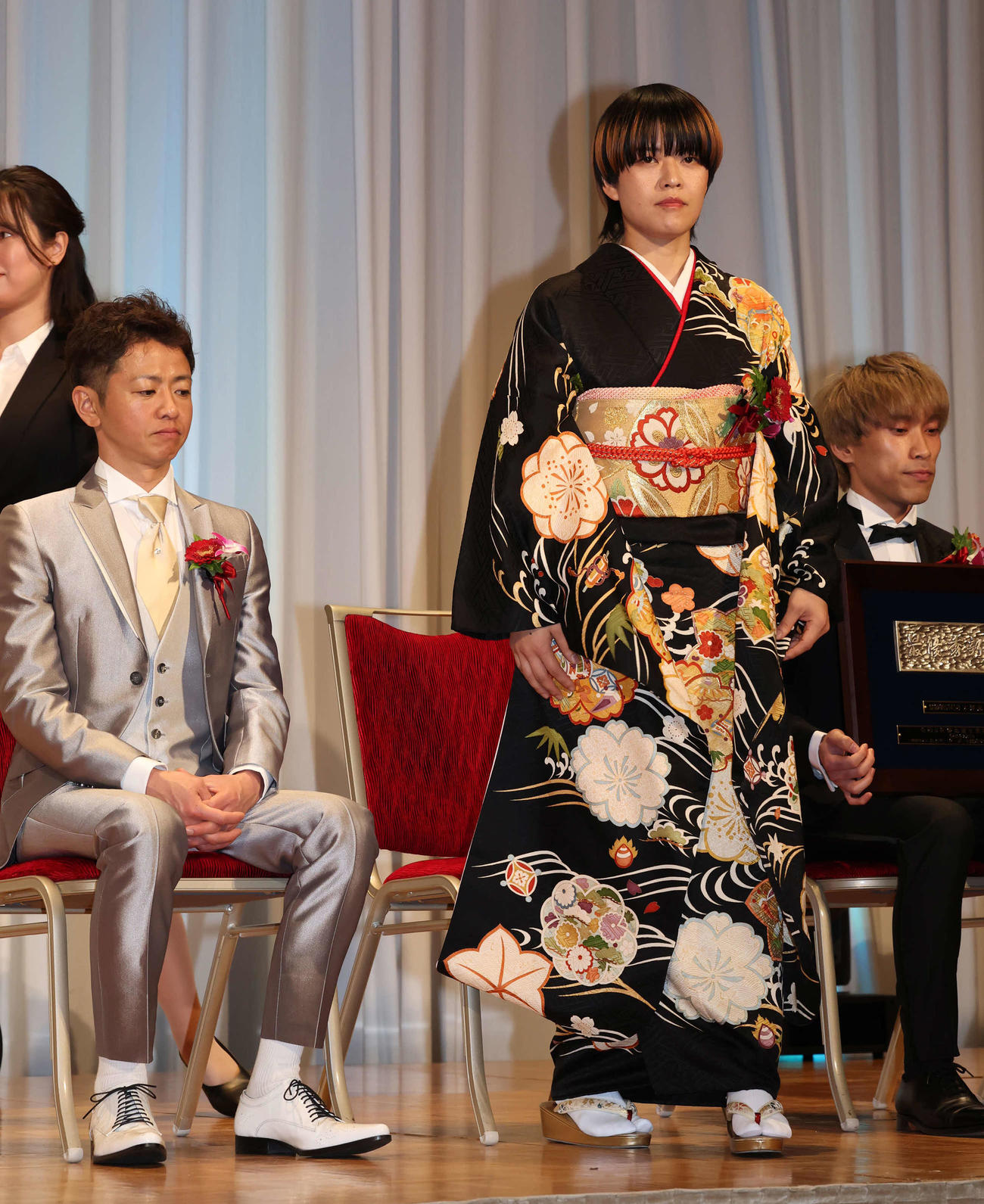 優秀女子選手に選ばれた遠藤エミ（右）。左は石野貴之（撮影・丹羽敏通）