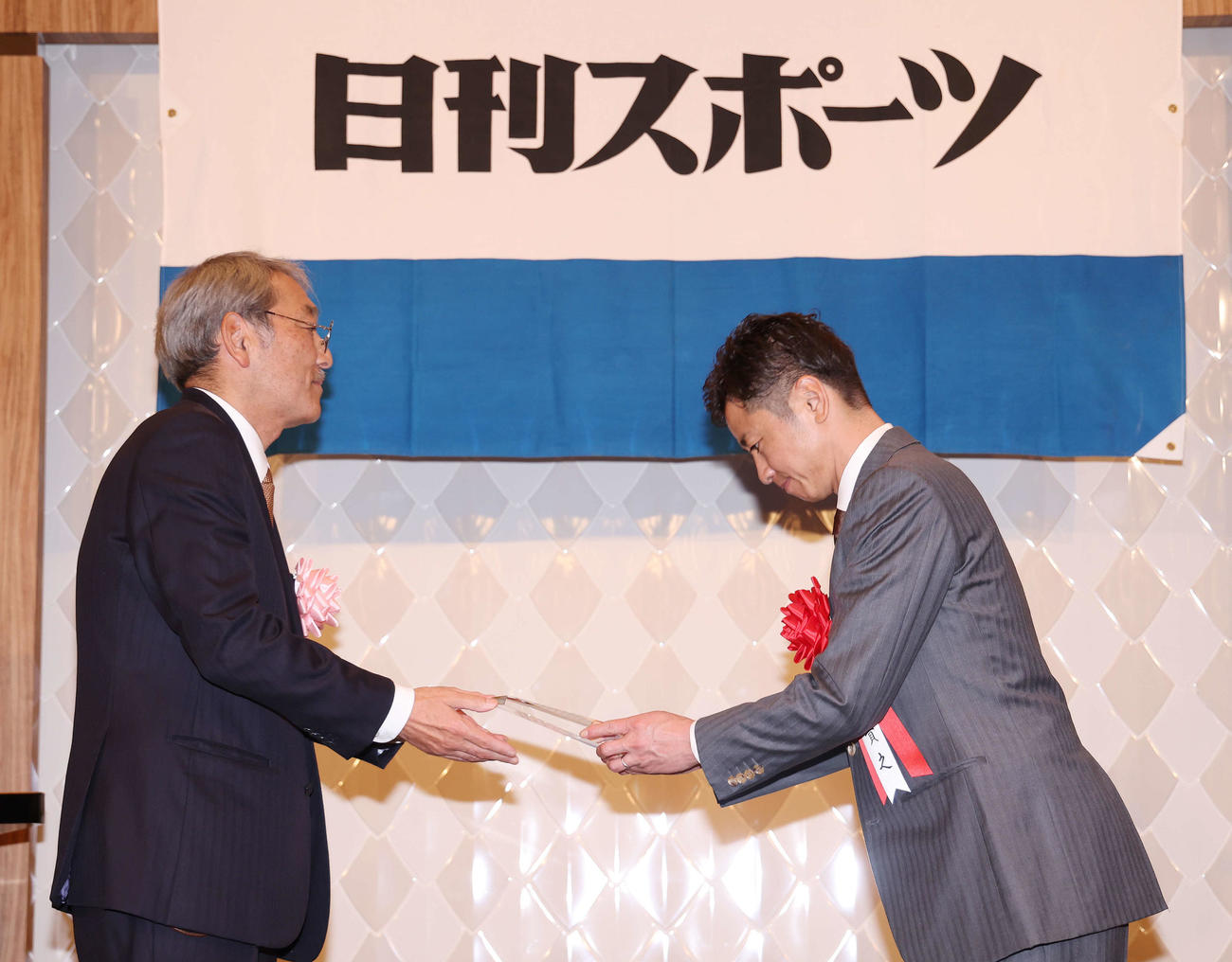 高田誠日刊スポーツ新聞社代表取締役社長（左）から盾を受け取る技能賞の石野貴之（撮影・河田真司）