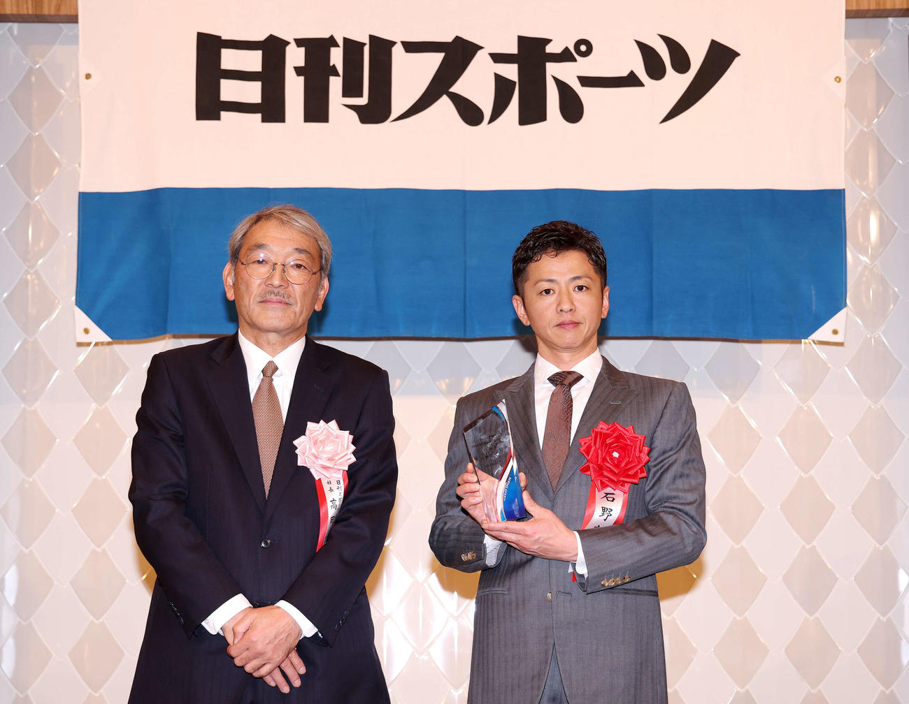 表彰式で写真に納まる高田誠日刊スポーツ新聞社代表取締役社長（左）と技能賞の石野貴之（撮影・河田真司）