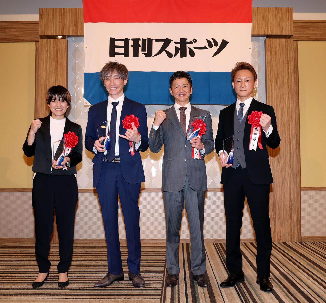 日刊スポーツ新聞社制定「第38回ボートレース年間三賞」表彰式で写真に納まる、左から特別賞の遠藤エミ、殊勲賞の峰竜太、技能賞の石野貴之、敢闘賞の赤岩善生（撮影・河田真司）