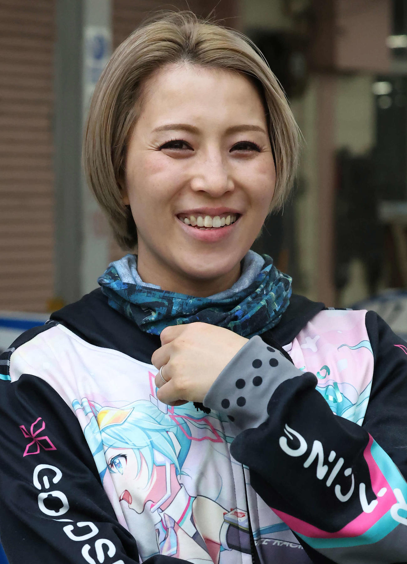 笑顔で取材に応じる清水沙樹（撮影・丹羽敏通）