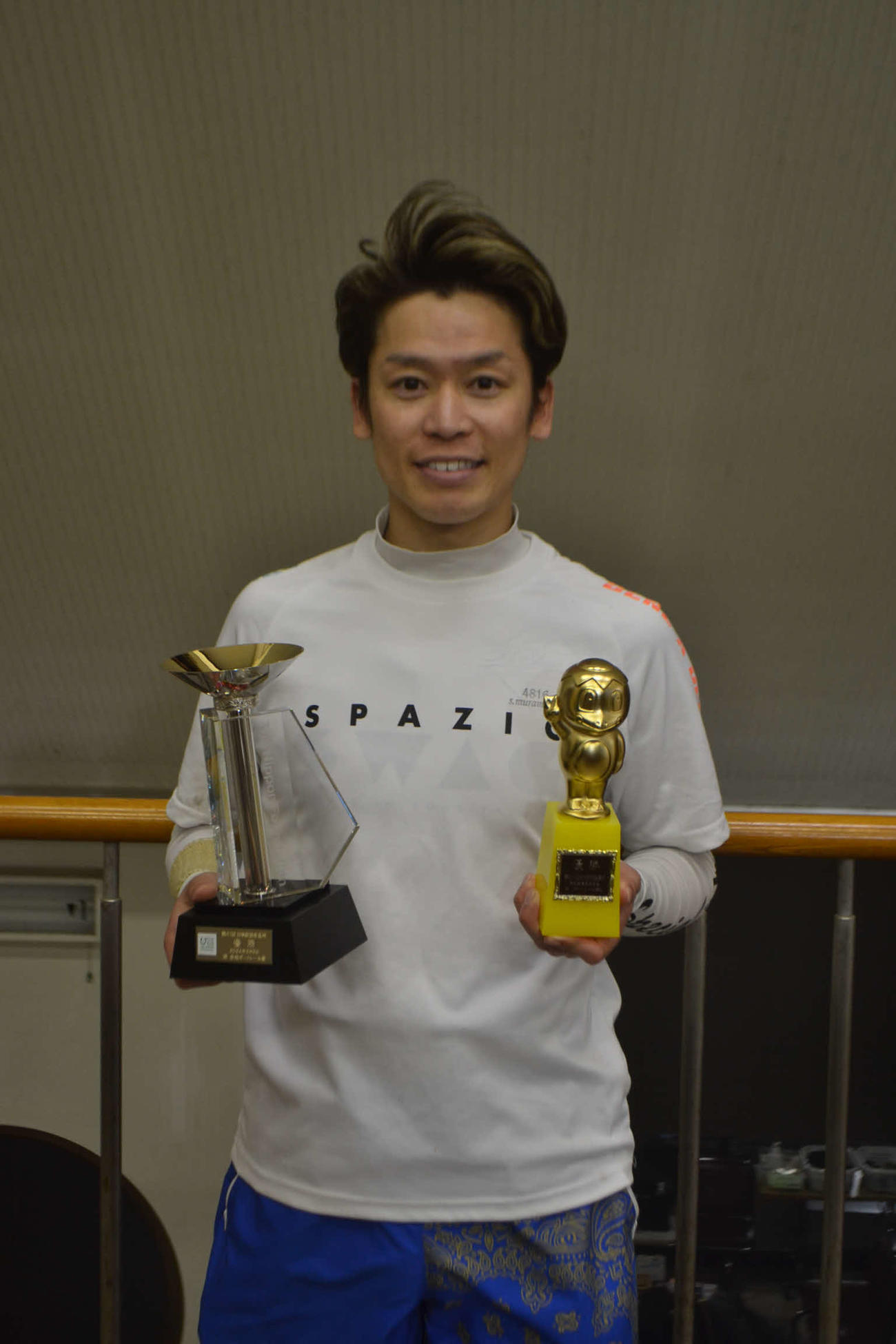 約2年ぶり優勝の村松修二が日本財団会長杯（左）とかっぱくんトロフィーを手に笑顔を見せた