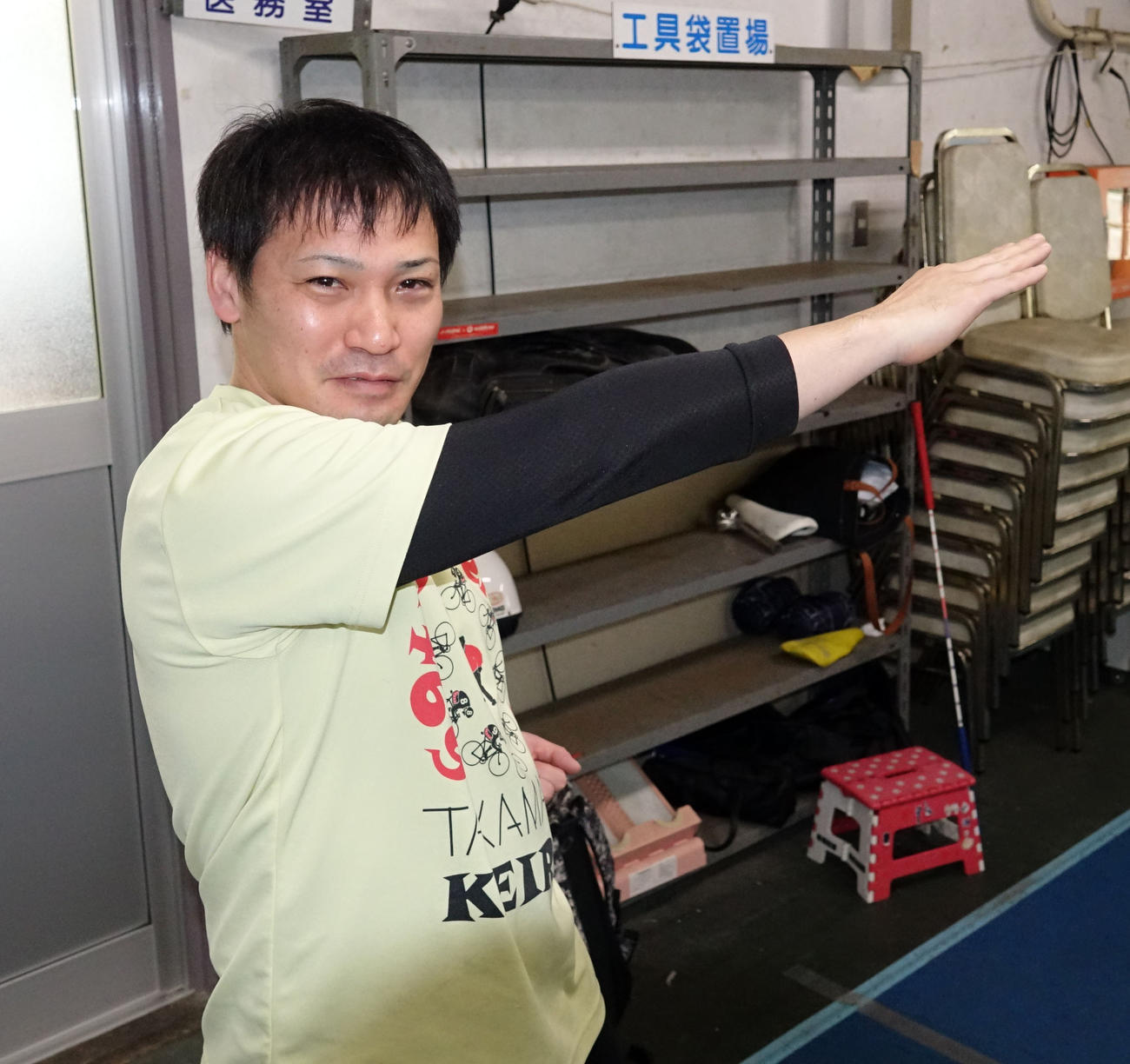 発送前の変身ポーズを披露する玉村元気