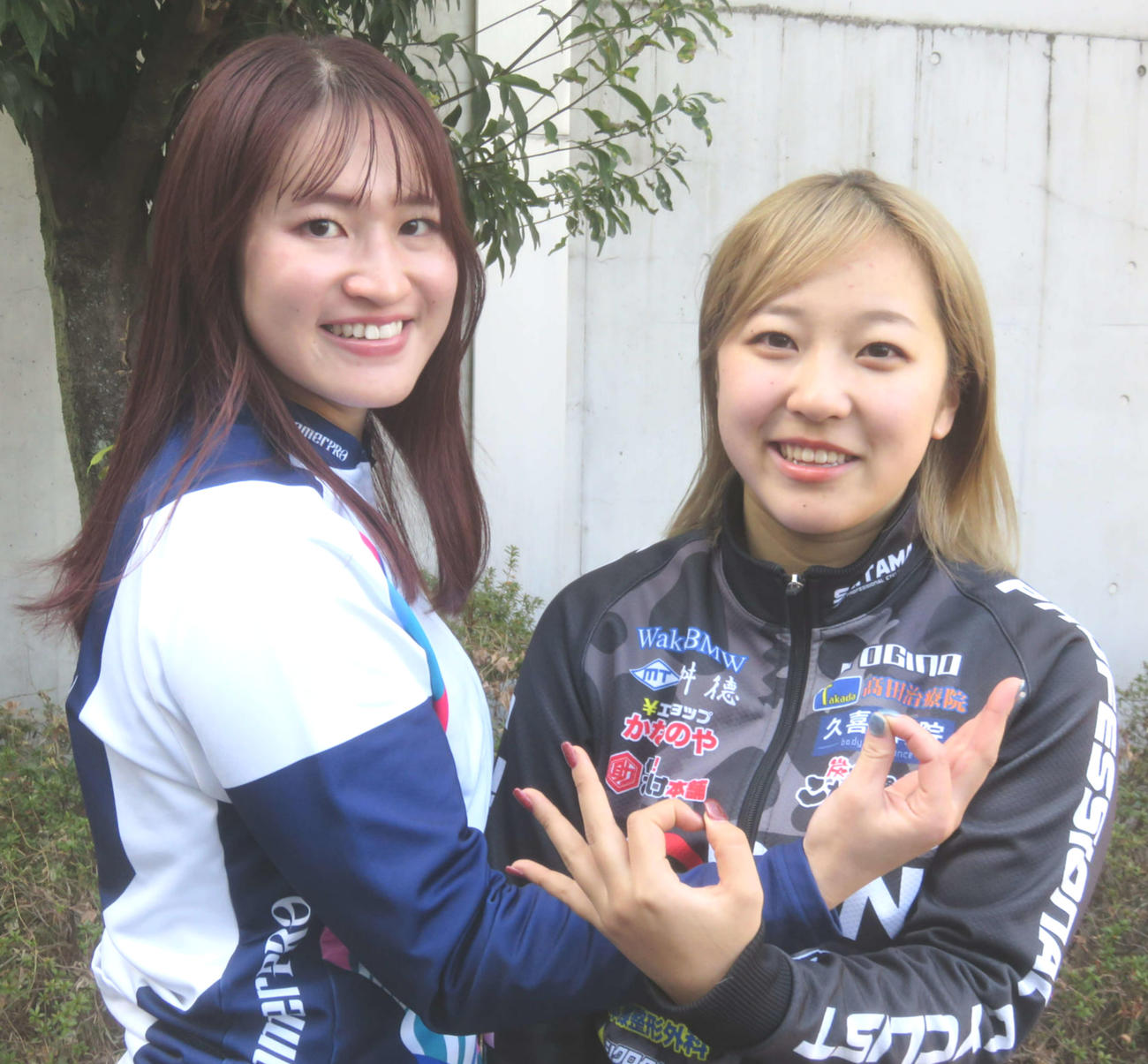 川路遥香（左）は同期の飯田風音と「埼玉ポーズ」