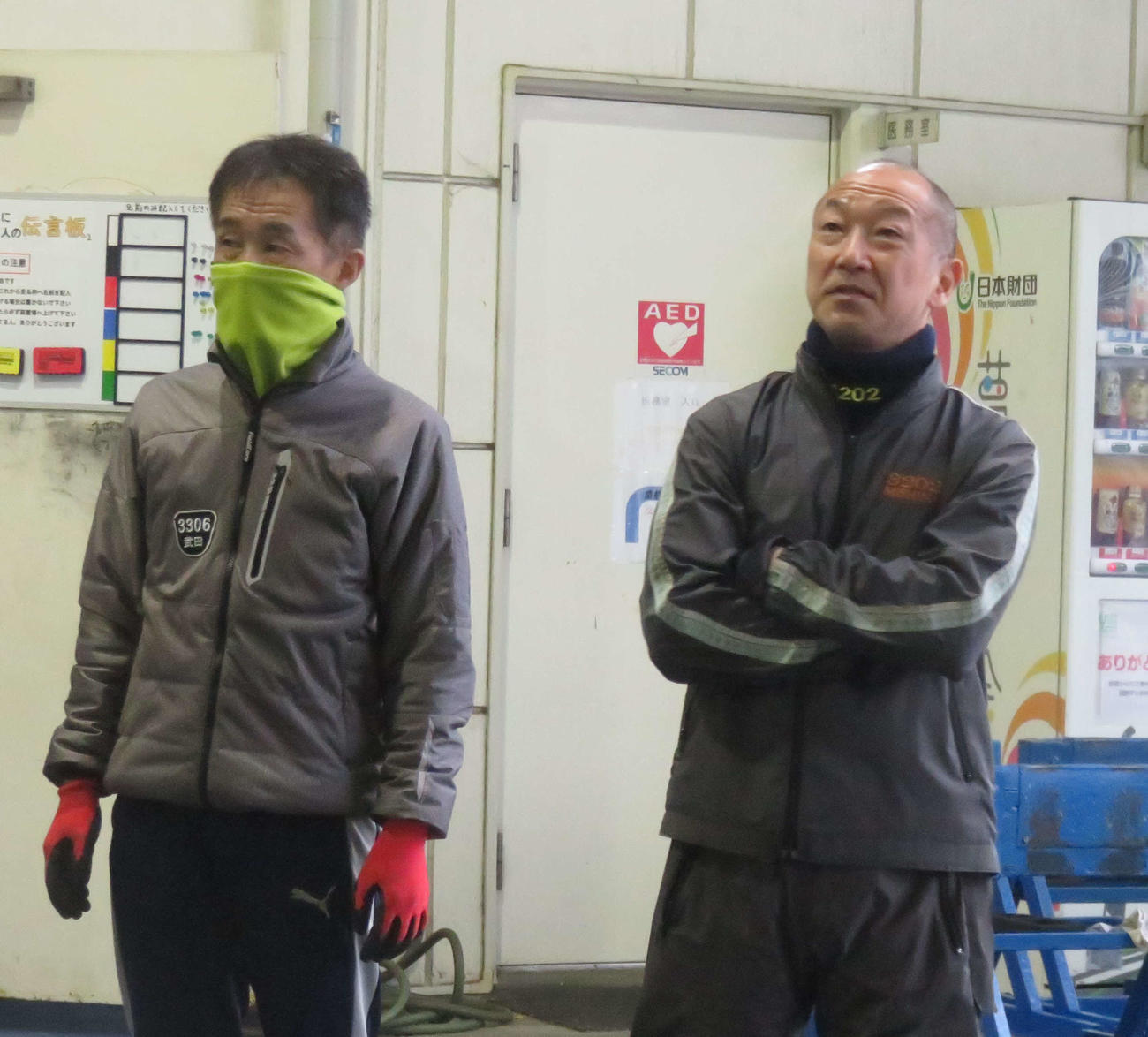 三品隆浩（右）が同じベテランの武田正紀と状況を確認する