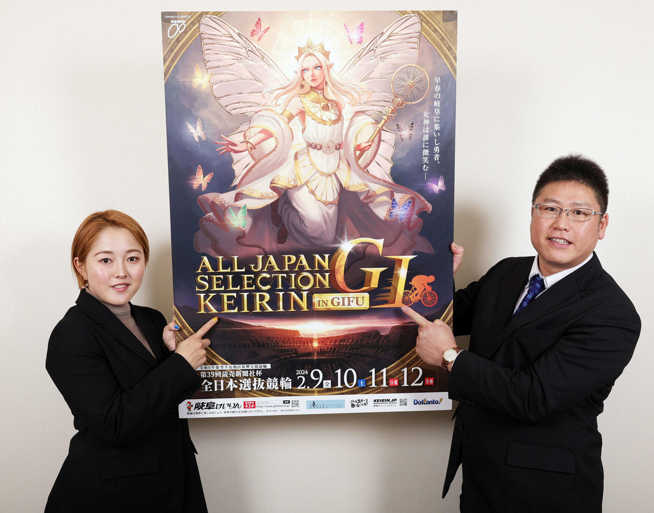 G1第39回全日本選抜競輪のPRのため日刊スポーツ東京本社を訪れた増田夕華（左）と吉村和之（撮影・野上伸悟）