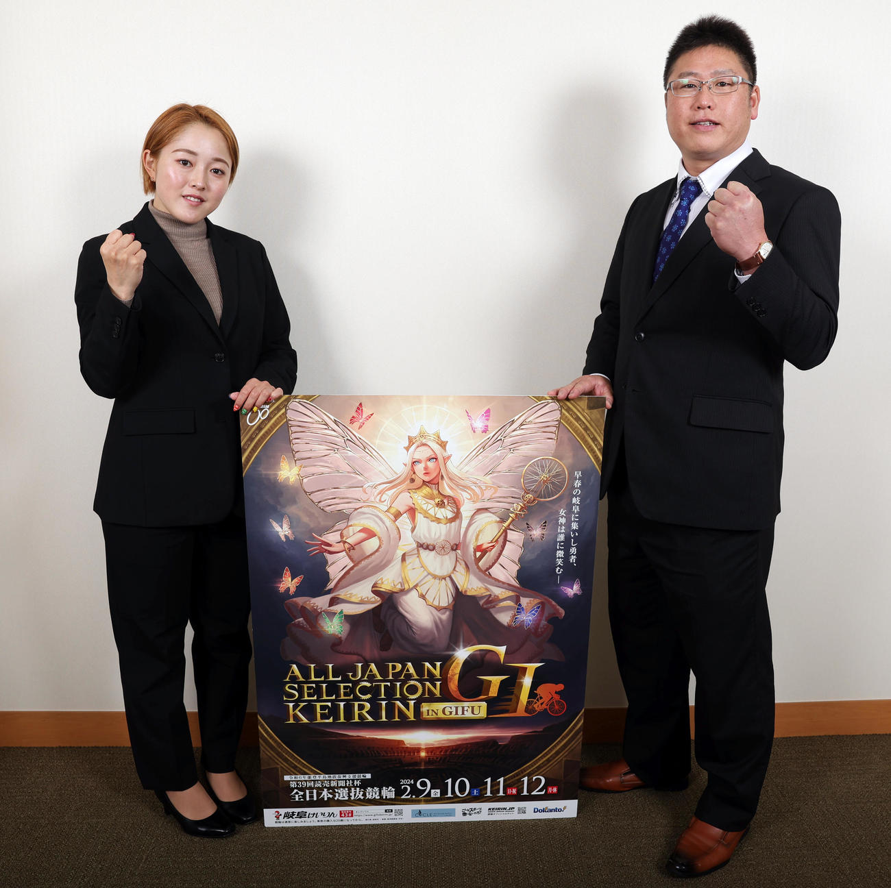 G1第39回全日本選抜競輪のPRのため日刊スポーツ東京本社を訪れた増田夕華（左）と吉村和之（撮影・野上伸悟）