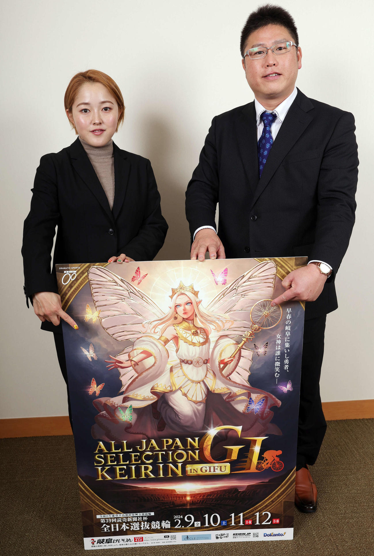 G1第39回全日本選抜競輪のPRのため日刊スポーツ東京本社を訪れた増田夕華（左）と吉村和之（撮影・野上伸悟）