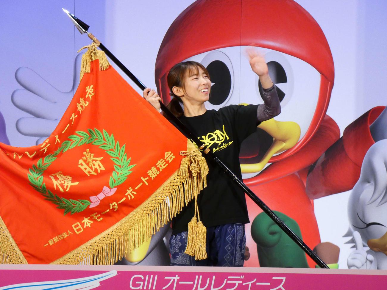 守屋美穂がファンの声援に手を振る
