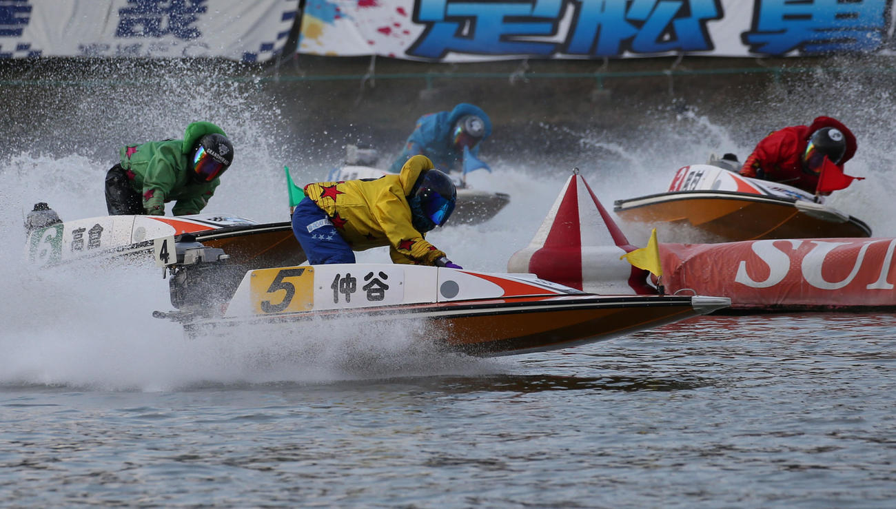 12R 1周2マーク　1着5号艇仲谷颯仁、2着1号艇篠崎元志（撮影・冨田成美）