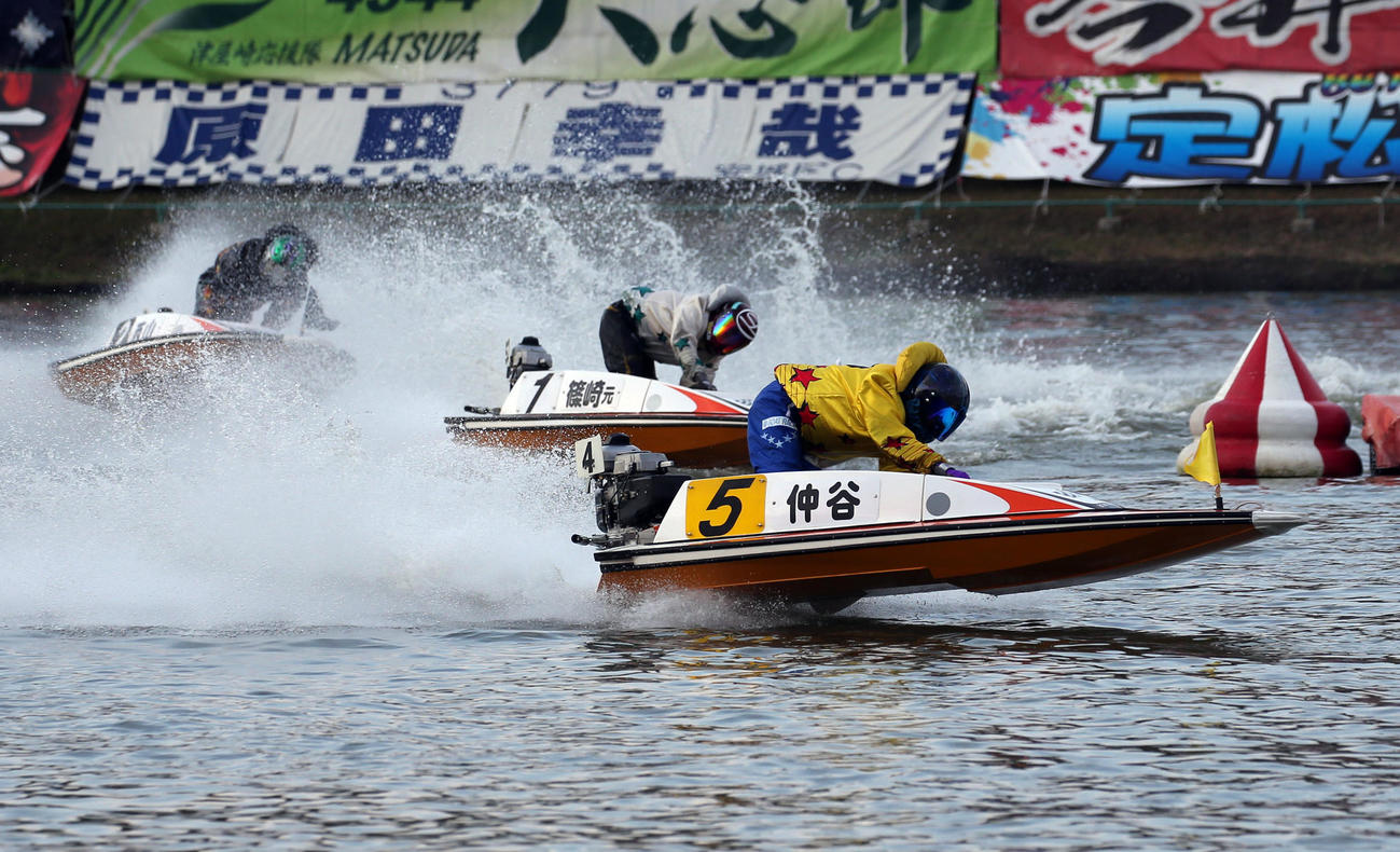 12R 2周2マーク　1着5号艇仲谷颯仁、2着1号艇篠崎元志（撮影・冨田成美）