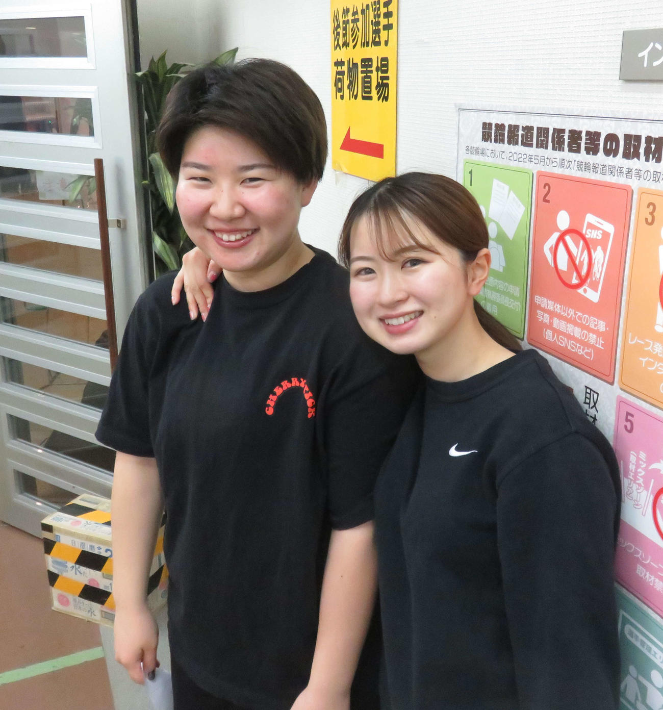 仲良し122期コンビの畠山ひすい（左）と河内桜雪が力走を誓う（撮影・野島成浩）
