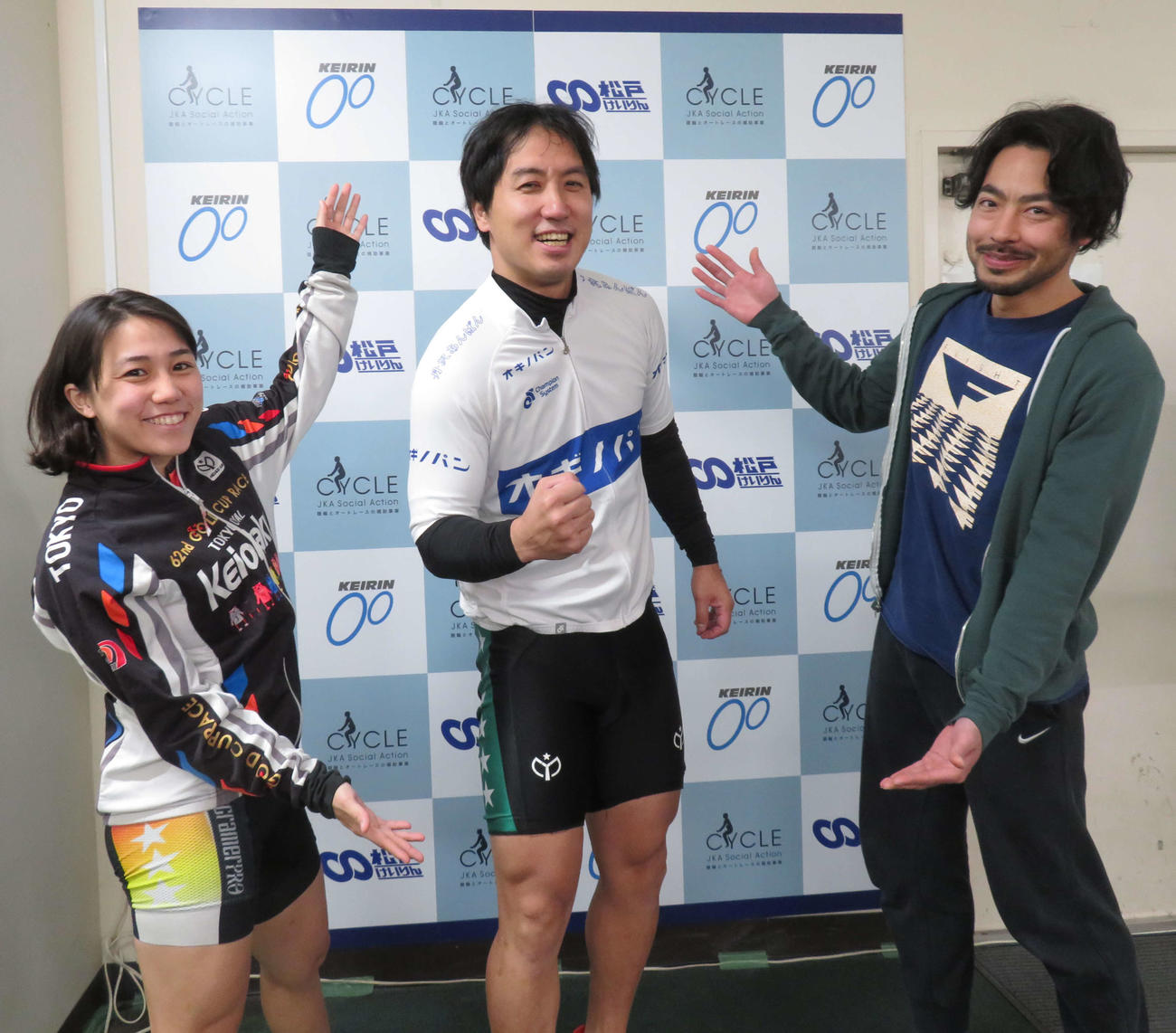 引退開催で予選勝ちを決め、弟子の平川雅晃（長野、右）と熊谷碩子（左）に祝福される川上真吾（撮影・栗田文人）