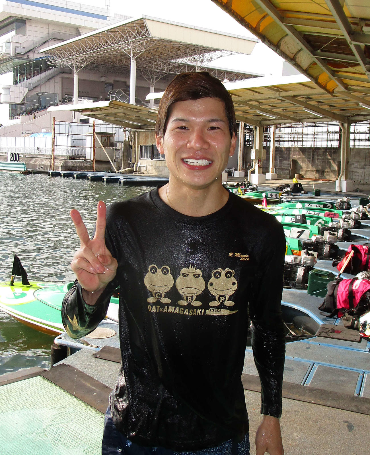 地元G1初勝利を挙げ、水神祭後にVサインを見せる宮田龍馬