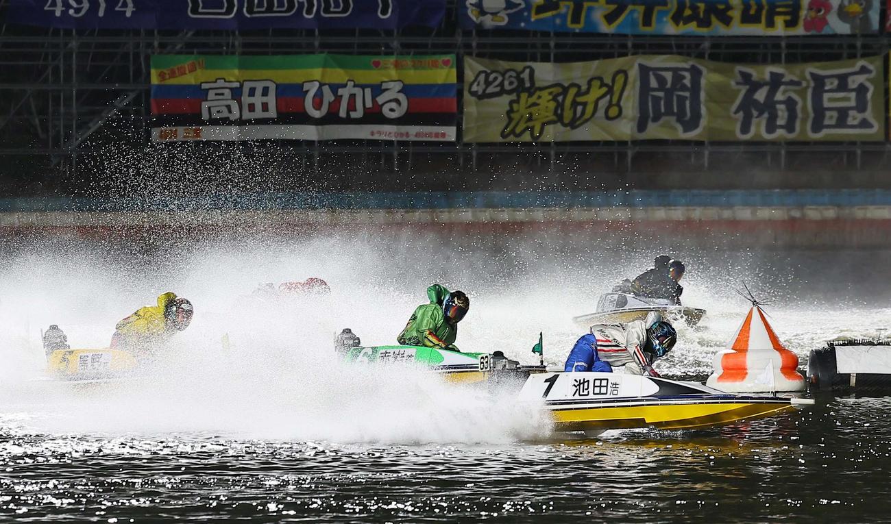 G1第69回東海地区選手権競走　【蒲郡12R・2M】1着で通過する池田浩二（撮影・上田博志）