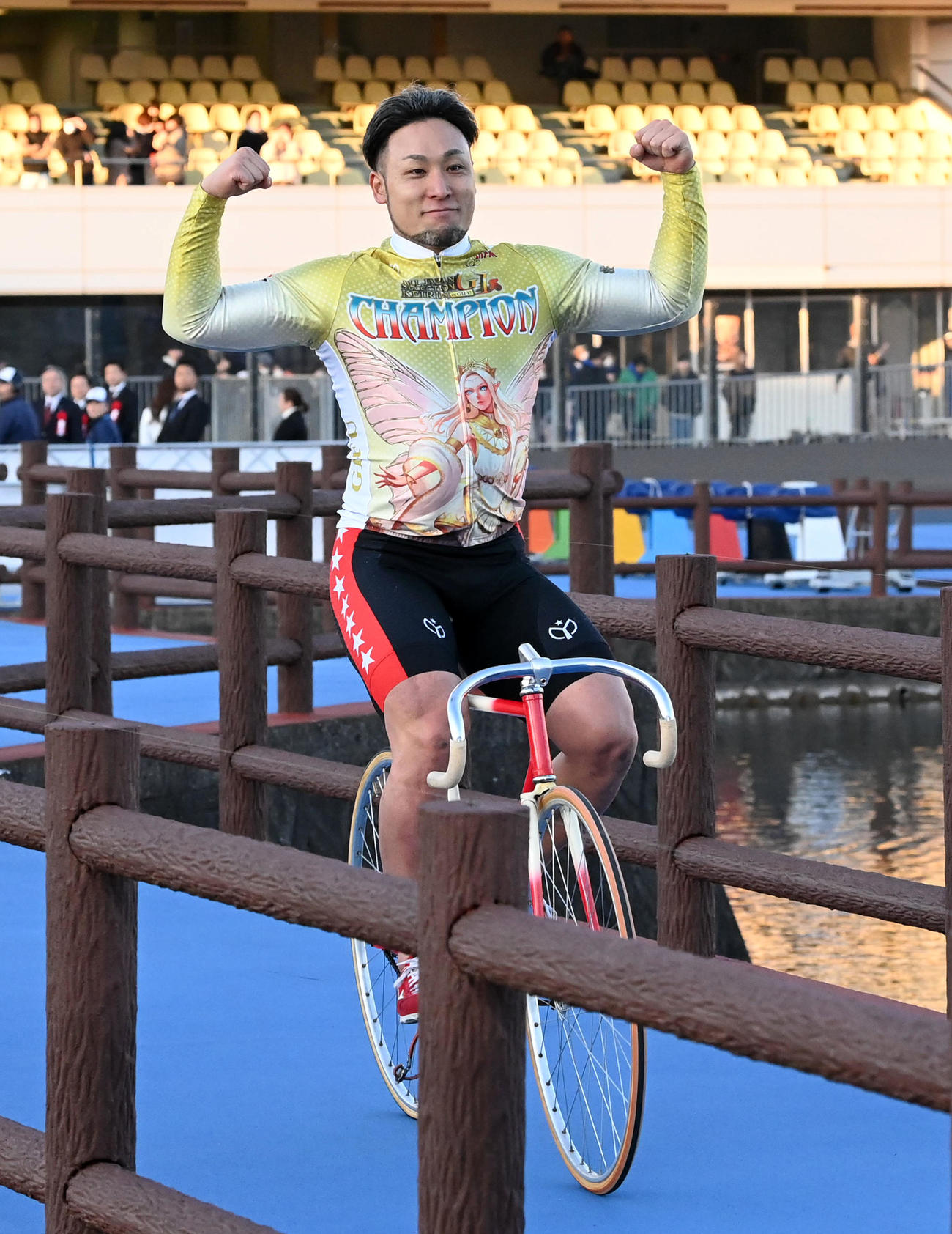 全日本選抜競輪最終日　全日本選抜競輪を制しガッツポーズを見せる郡司浩平（撮影・前岡正明）