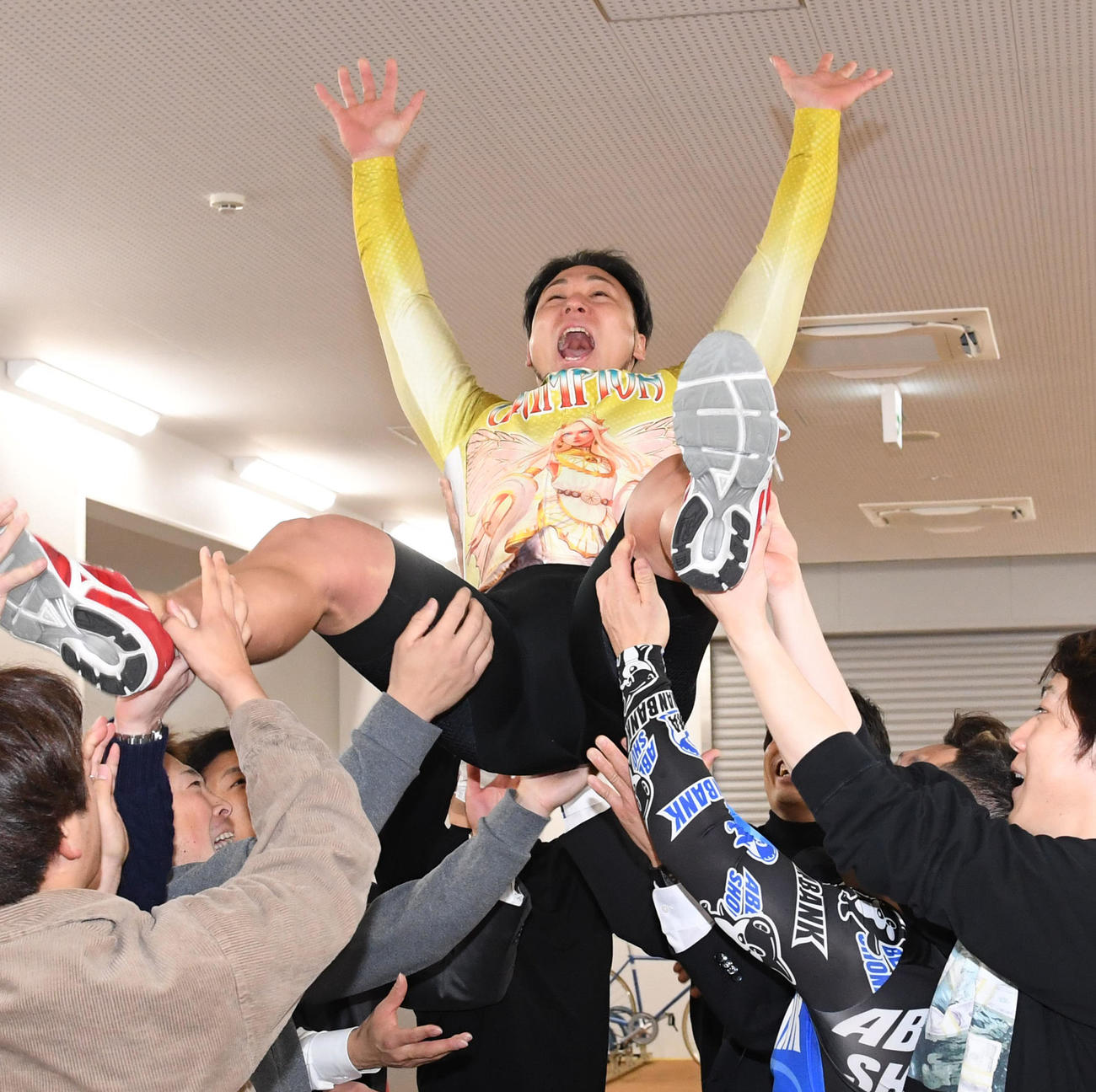 全日本選抜競輪最終日　全日本選抜競輪を制し仲間に胴上げされる郡司浩平（撮影・前岡正明）