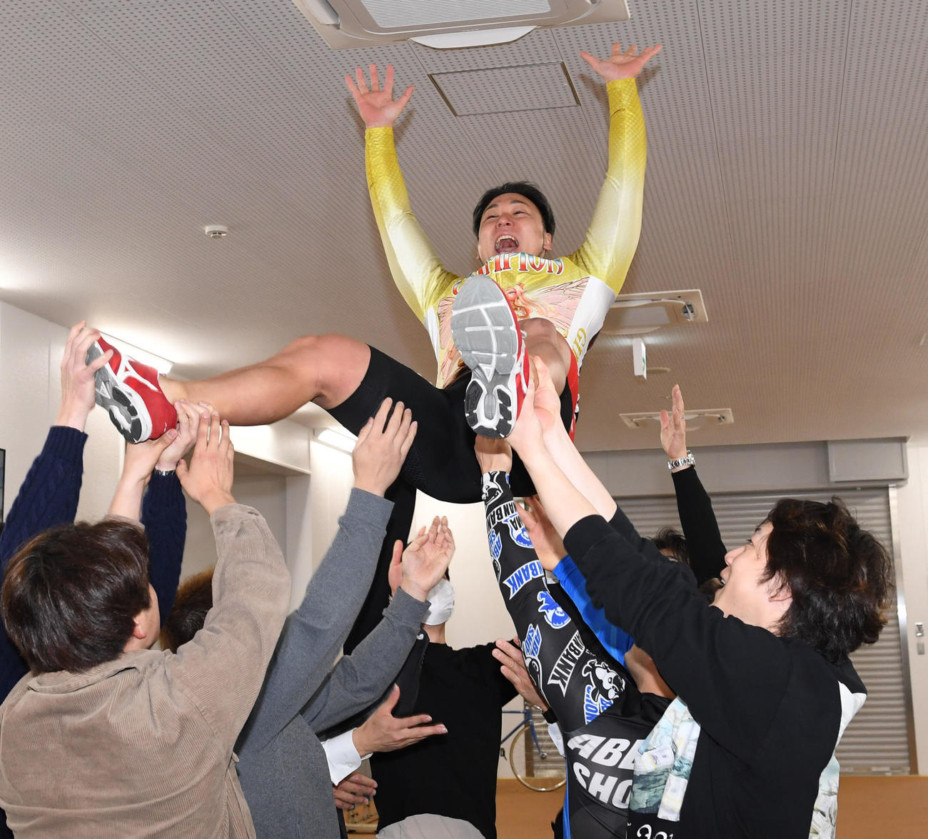 全日本選抜を制し仲間に胴上げされる郡司浩平（撮影・前岡正明）