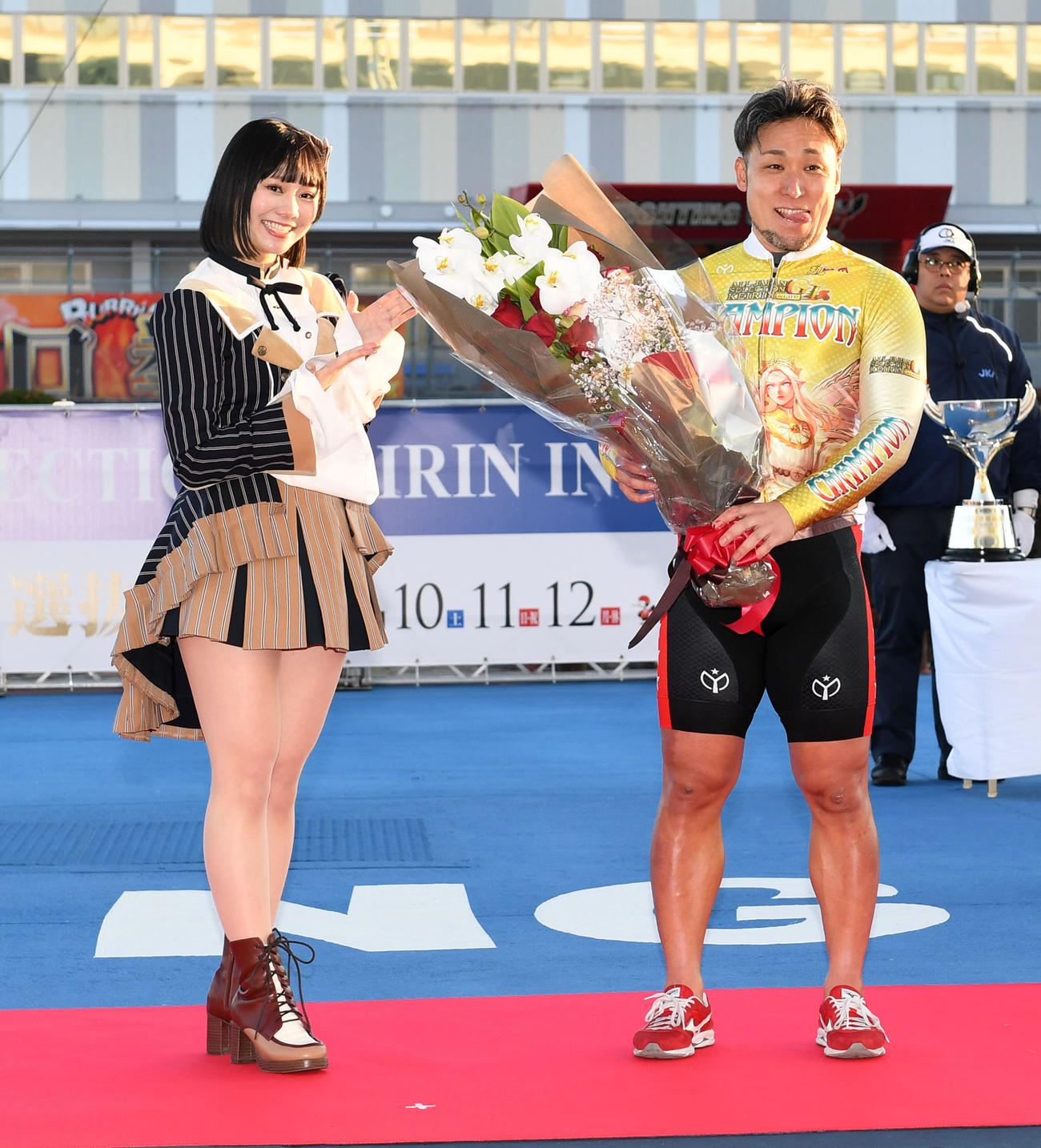 全日本選抜競輪最終日　全日本選抜競輪を制した郡司浩平（右）はSKE48松本慈子の祝福に笑顔を見せる（撮影・前岡正明）