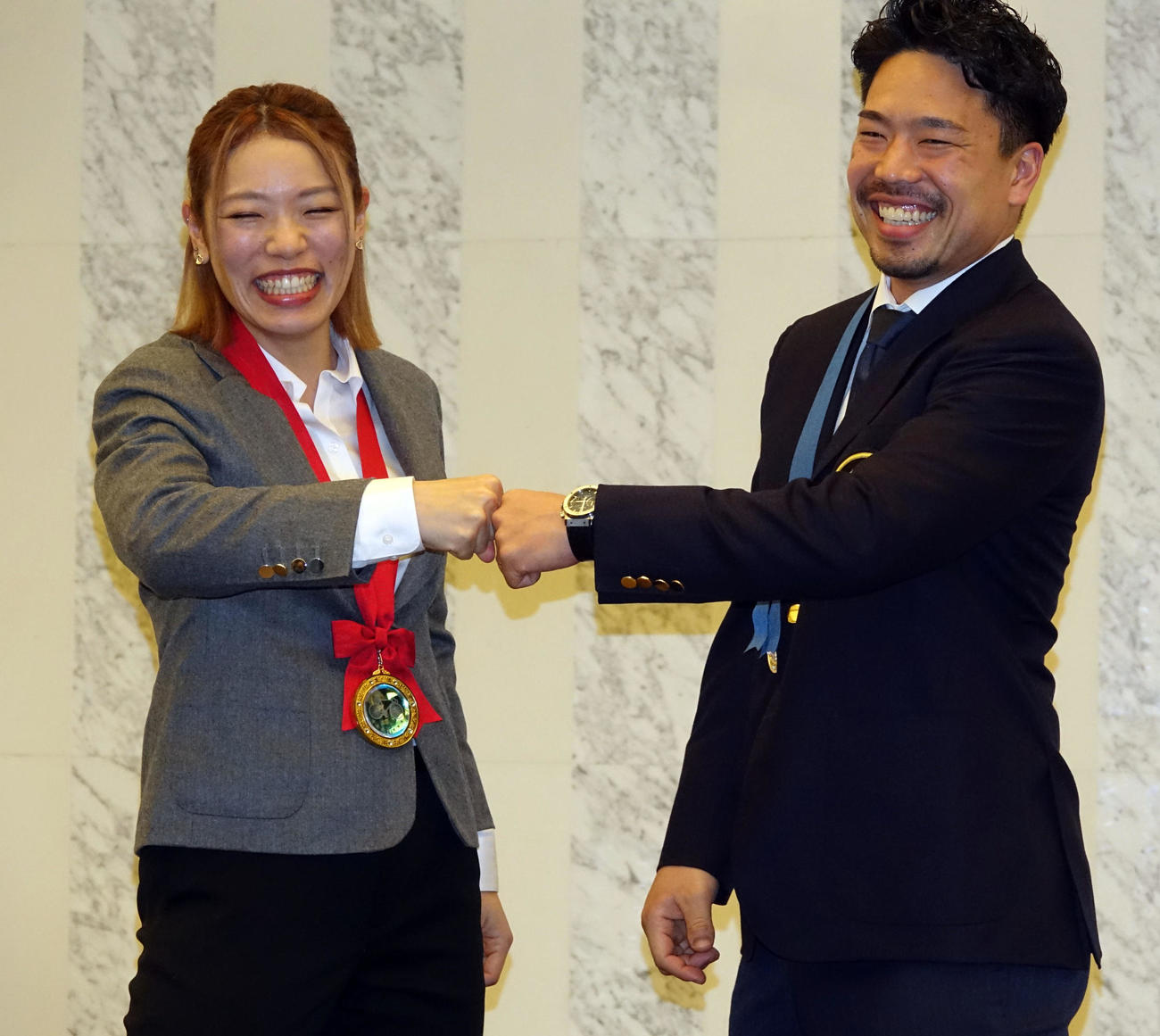 最優秀選手賞を受賞し、ポーズを決める古性優作（右）と佐藤水菜