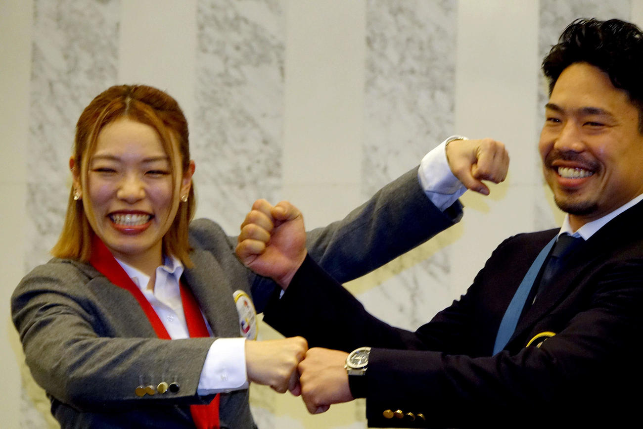 最優秀選手賞を受賞し、ポーズを決める古性優作（右）と佐藤水菜
