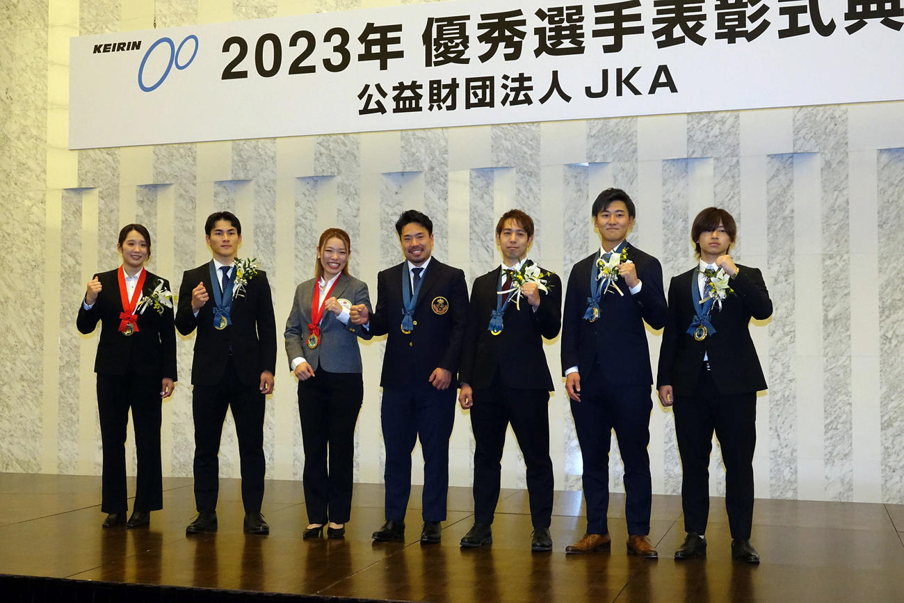競輪23年優秀選手賞表彰式に臨んだ、左から吉川美穂、太田海也、佐藤水菜、古性優作、松浦悠士、真杉匠、山口拳矢