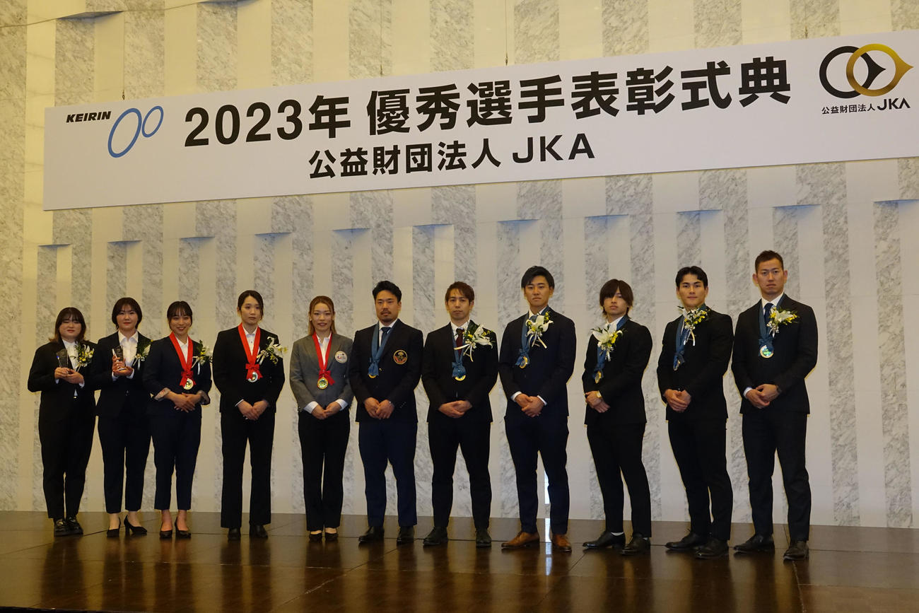 競輪23年優秀選手賞表彰式に臨んだ、左から尾方真生、坂口楓華、久米詩、吉川美穂、佐藤水菜、古性優作、松浦悠士、真杉匠、山口拳矢、太田海也、脇本雄太