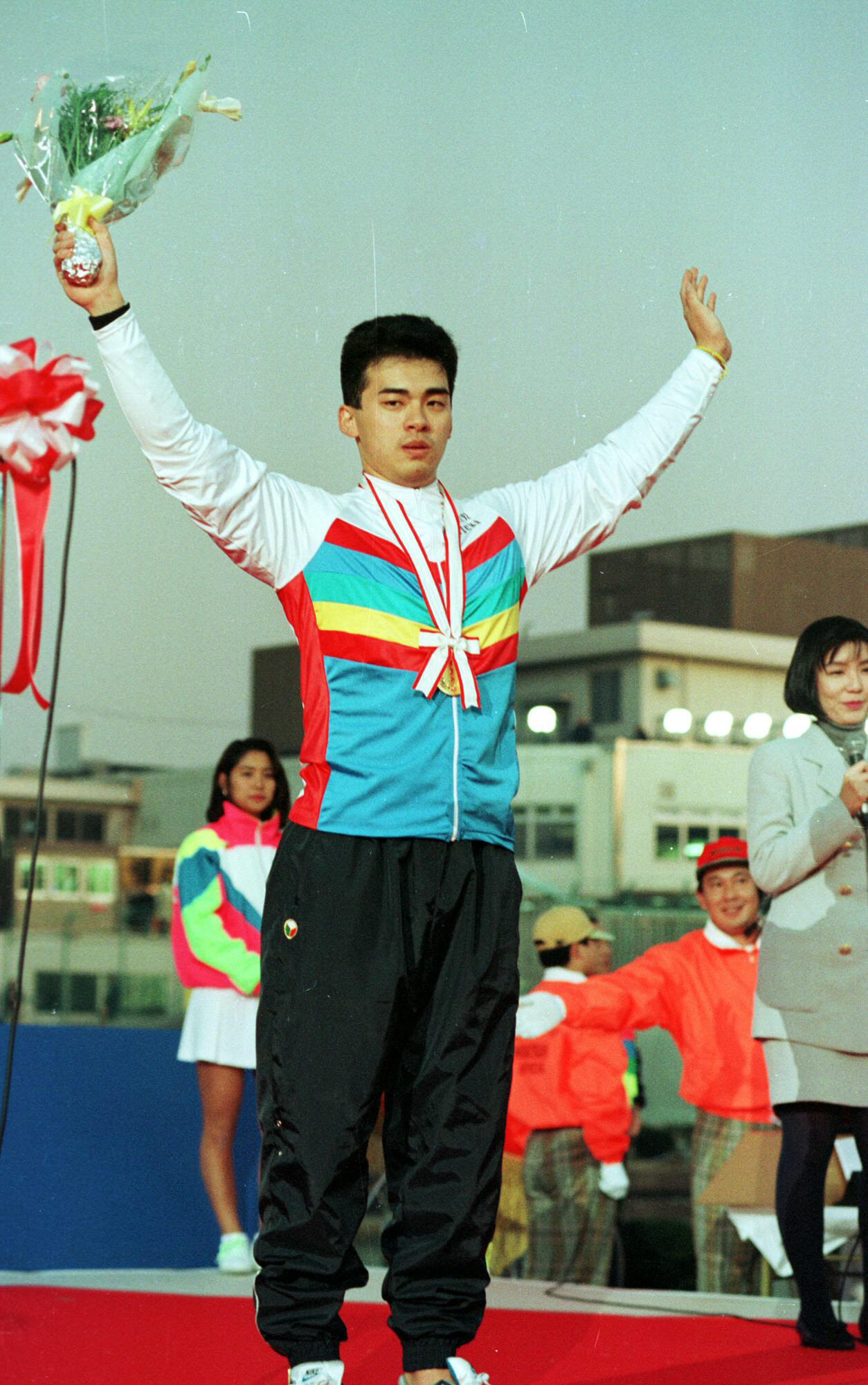KEIRINグランプリ、優勝した吉岡稔真は表彰式で両手を上げて喜ぶ（1992年12月撮影）