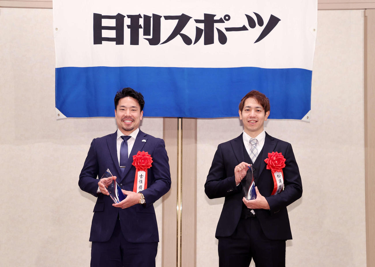 第37回競輪年間三賞で殊勲賞に輝いた古性優作（左）と技能賞の松浦悠士（撮影・鈴木正人）