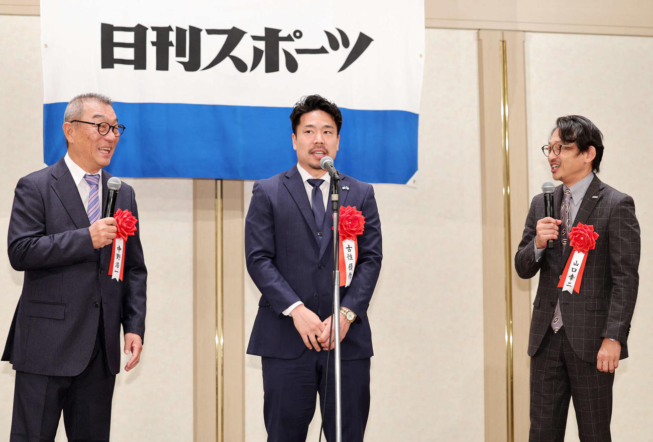 中野浩一氏（左）とヤマコウ（右）にインタビューを受ける古性優作