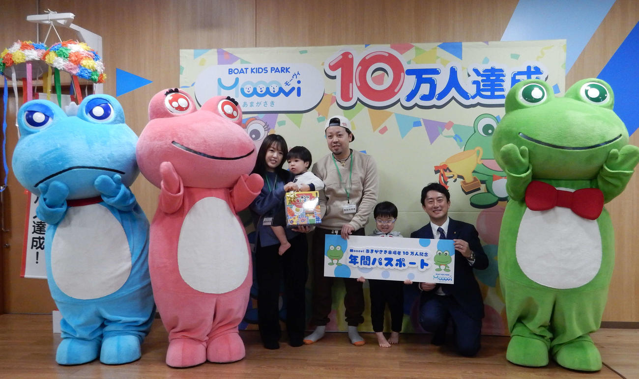 「モーヴィあまがさき」の利用者10万人達成セレモニーで記念撮影を行った植村さん一家と松本真・尼崎市長（右端）