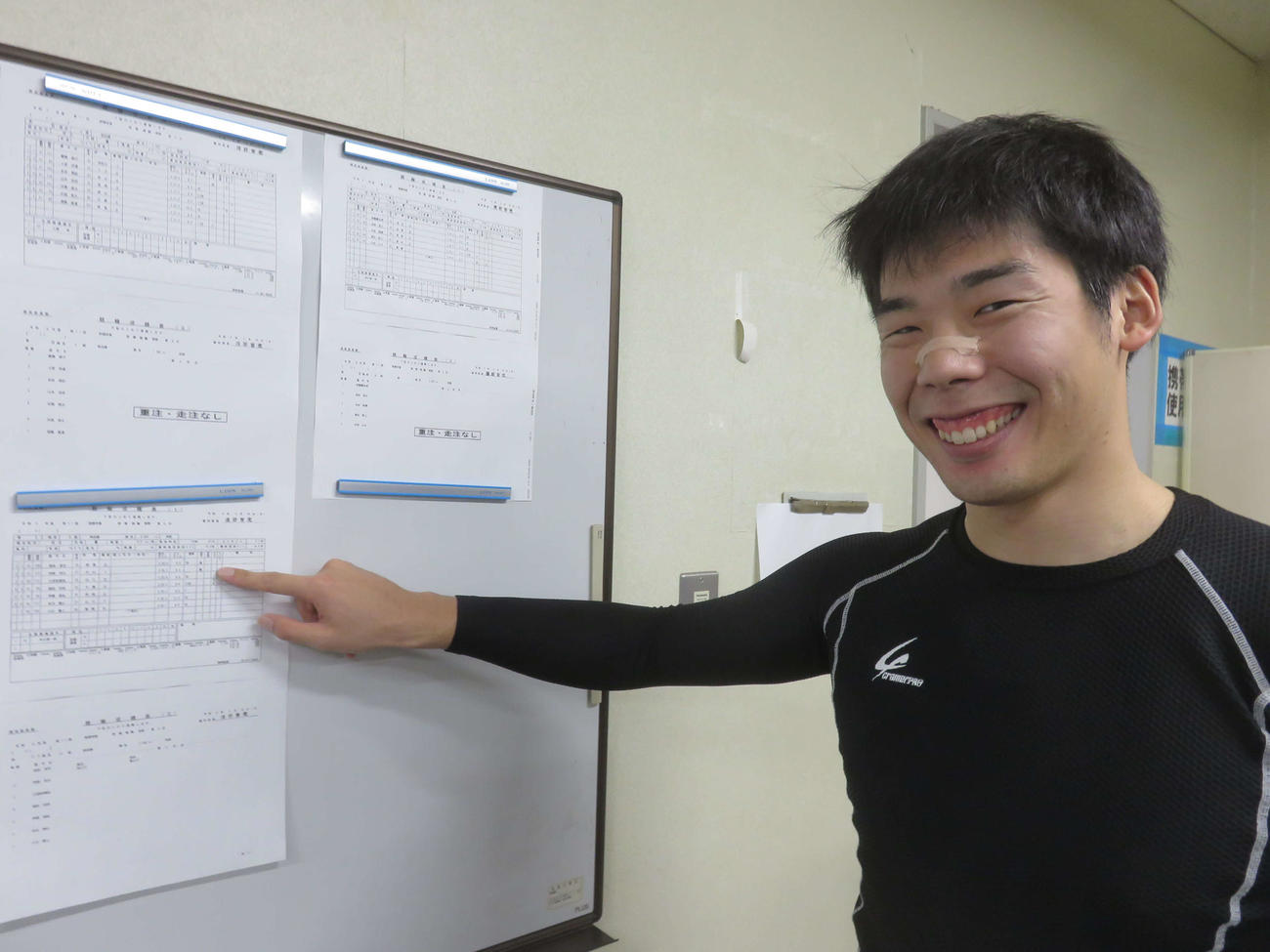 阿部将大は張り出されたタイムを指さして笑顔