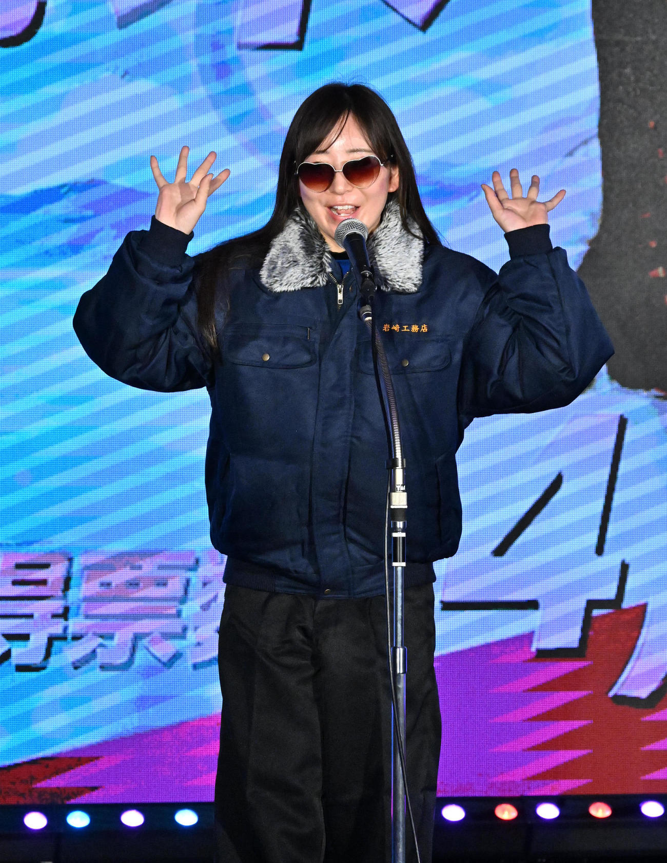 開会式で工務店員に変装した西岡育未（撮影・石井愛子）
