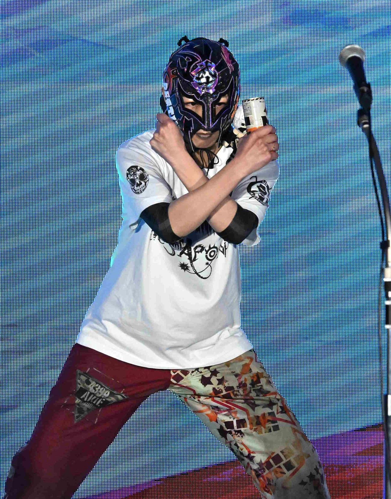 開会式でプロレスラーに変装する松本晶恵（撮影・石井愛子）