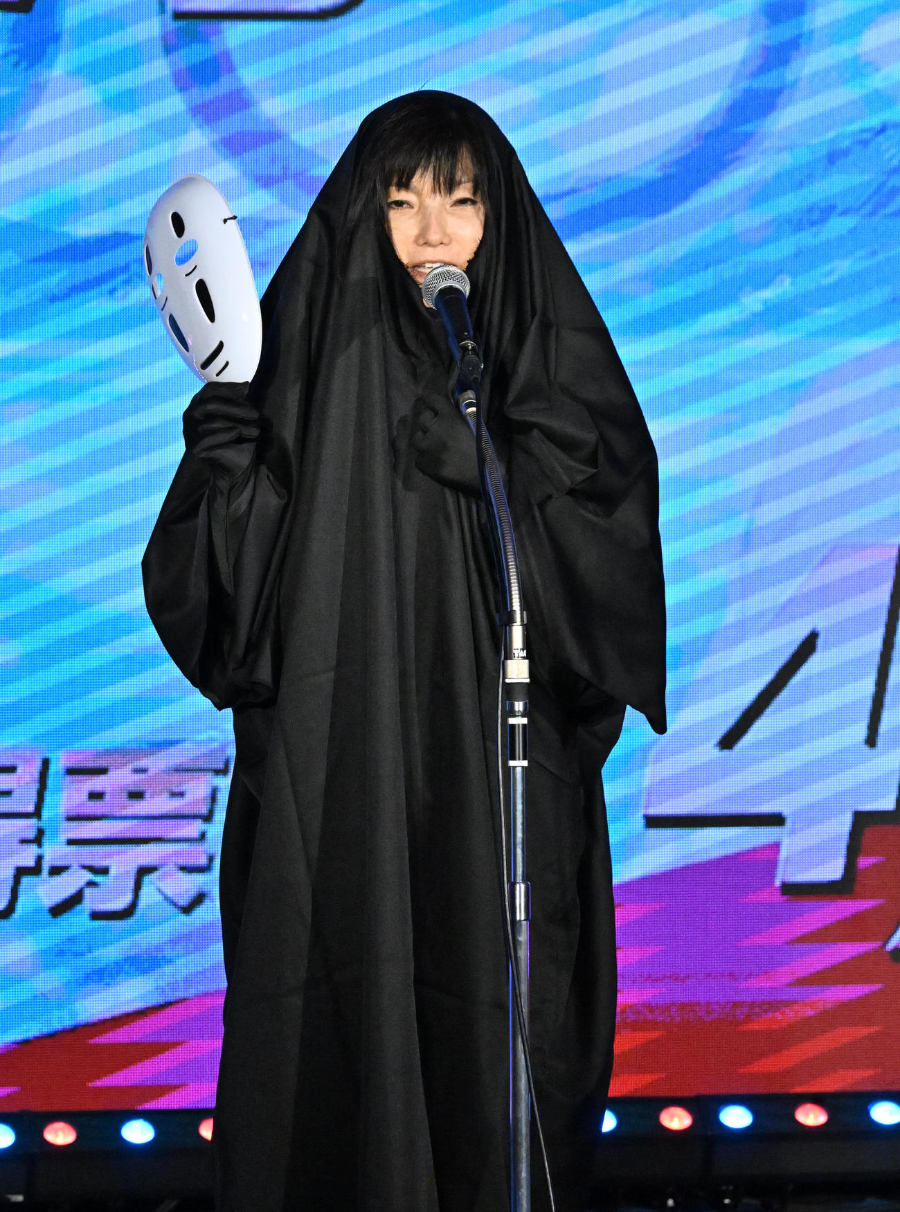開会式でカオナシに変装する日高逸子（撮影・石井愛子）