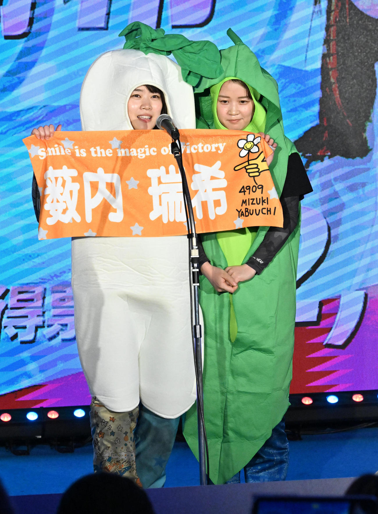 開会式で大根に変装する薮内瑞希（左）、エンドウ豆に変装する勝浦真帆（撮影・石井愛子）