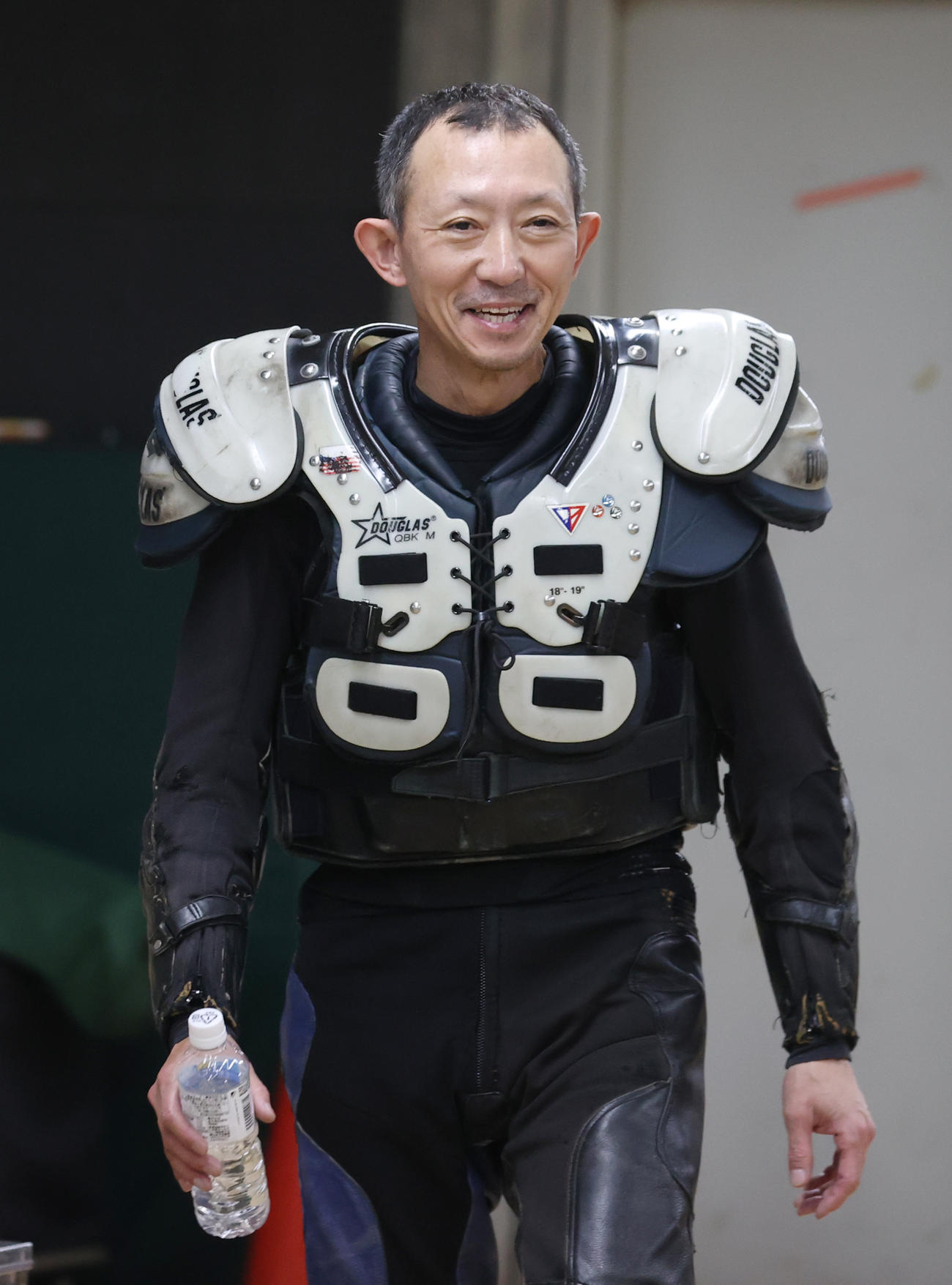 初日予選5Rで1着の若井友和は笑顔を見せる（撮影・柴田隆二）