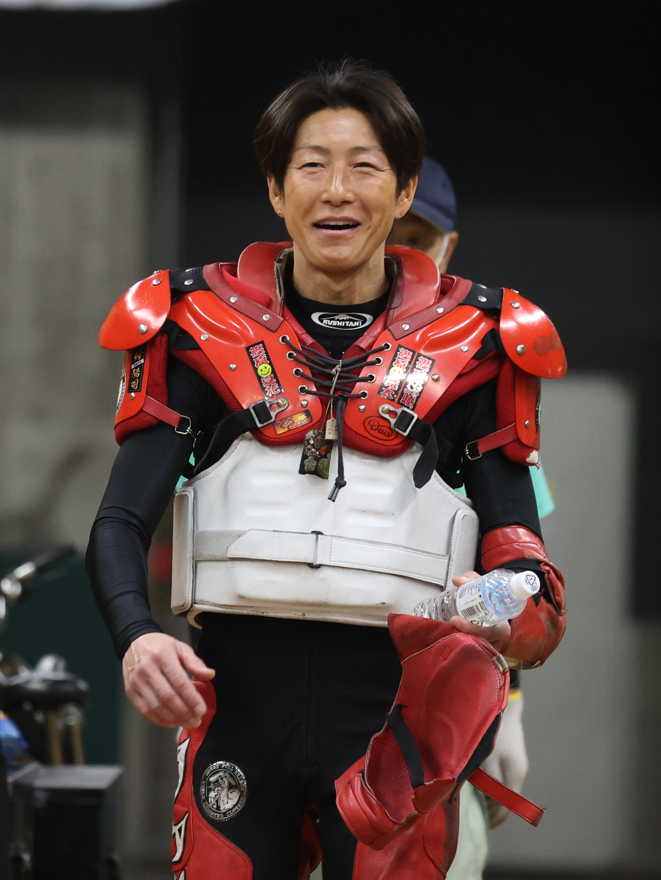 初日予選7Rで1着の篠原睦は勝利者インタビューを終えてロッカーに戻る（撮影・柴田隆二）