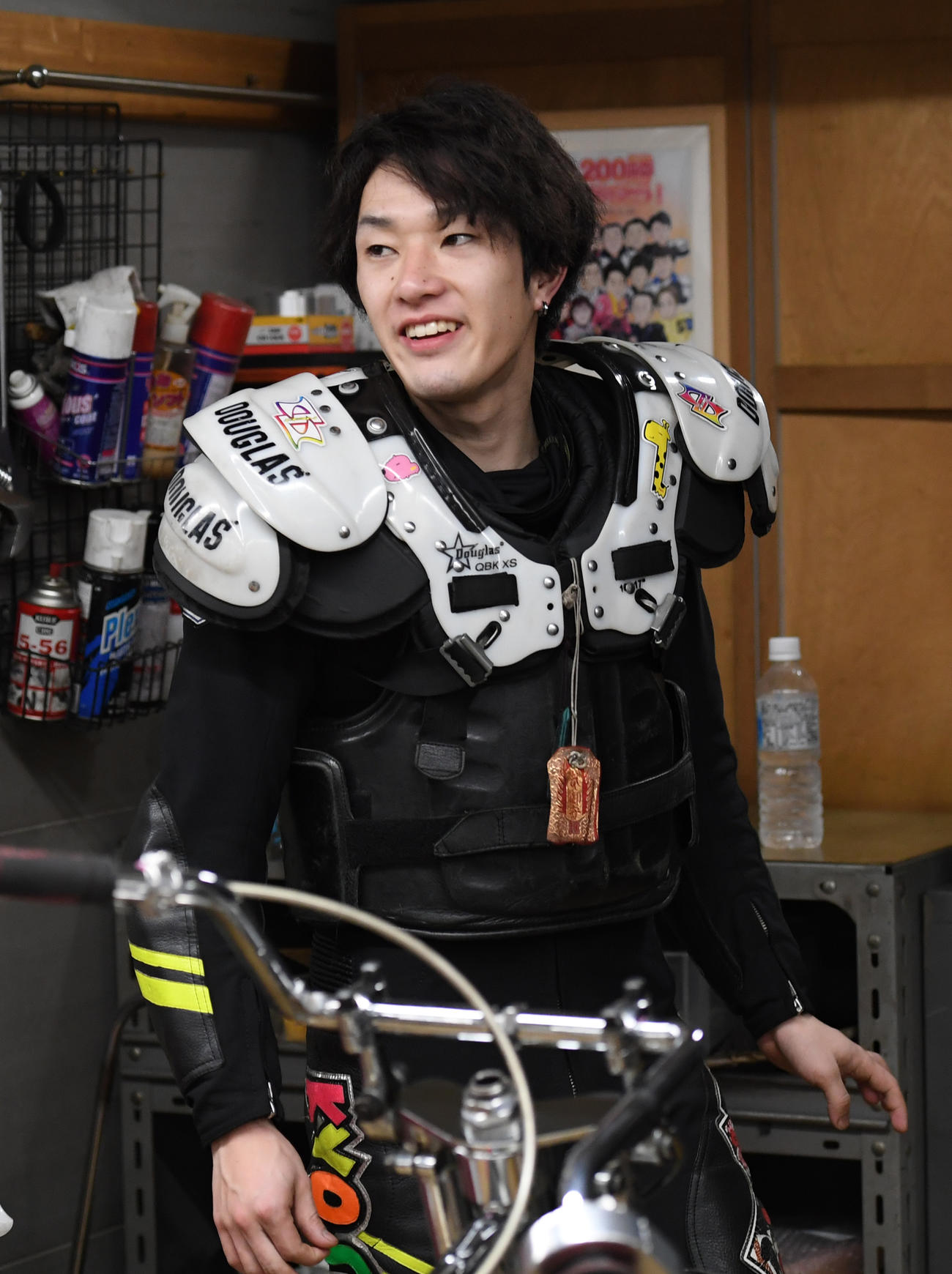 初日予選10Rで1着の黒川京介は笑顔を見せる（撮影・柴田隆二）