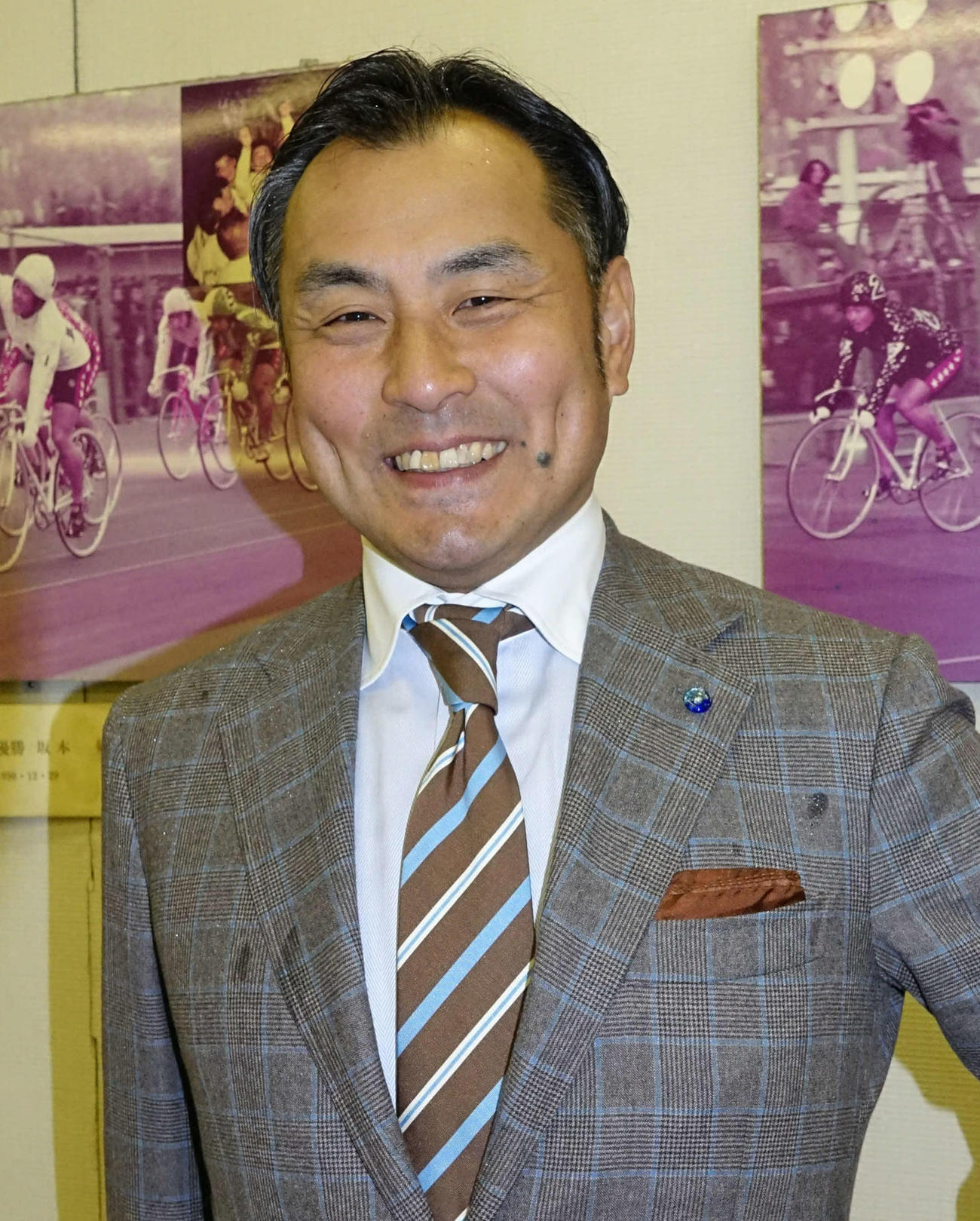 スーツ姿で検車場に登場した高谷雅彦