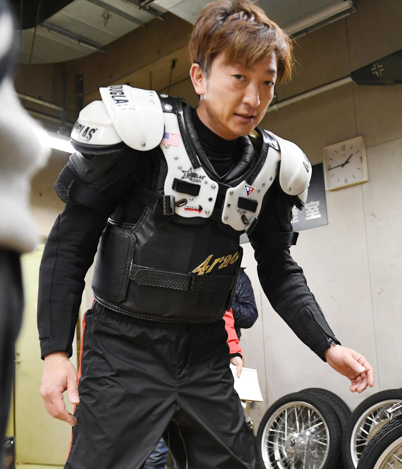 3日目予選7Rで1着の荒尾聡は勝利者インタビューに向かう（撮影・柴田隆二）