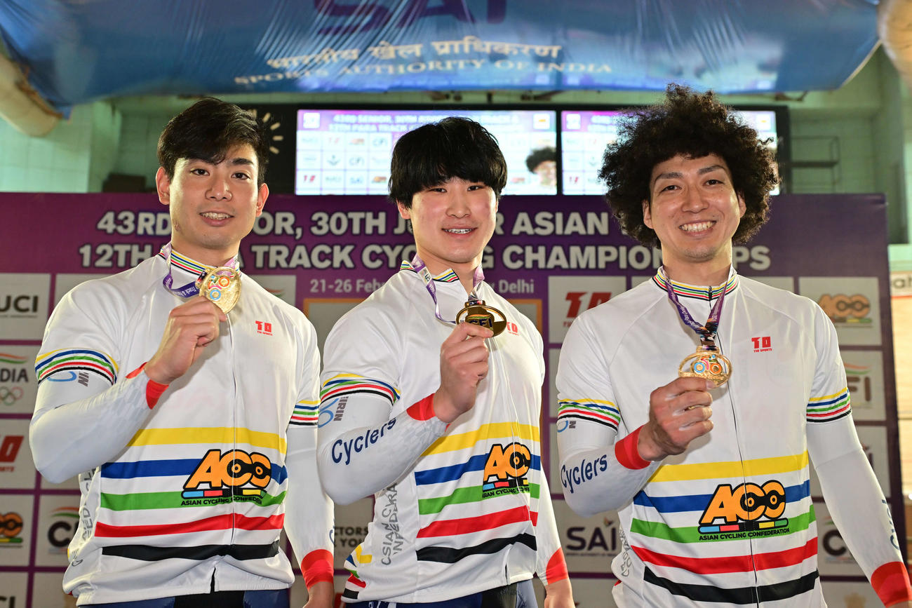 22日、アジア選手権男子チームスプリントで金メダルを獲得した日本チーム（左から小原佑太、中石湊、山崎賢人、日本自転車競技連盟提供）