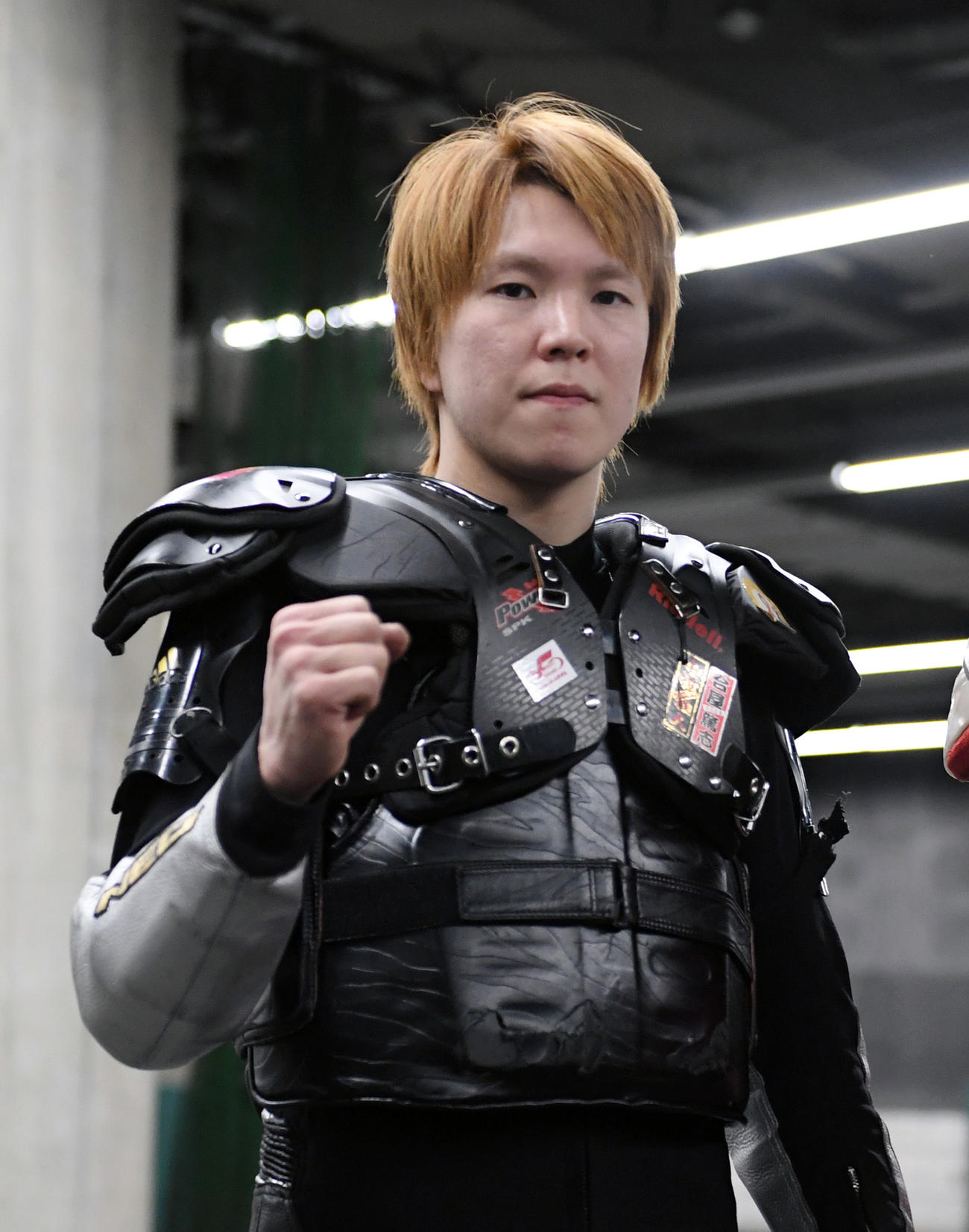 準決勝戦12Rで1着の鈴木圭一郎はガッツポーズする（撮影・柴田隆二）
