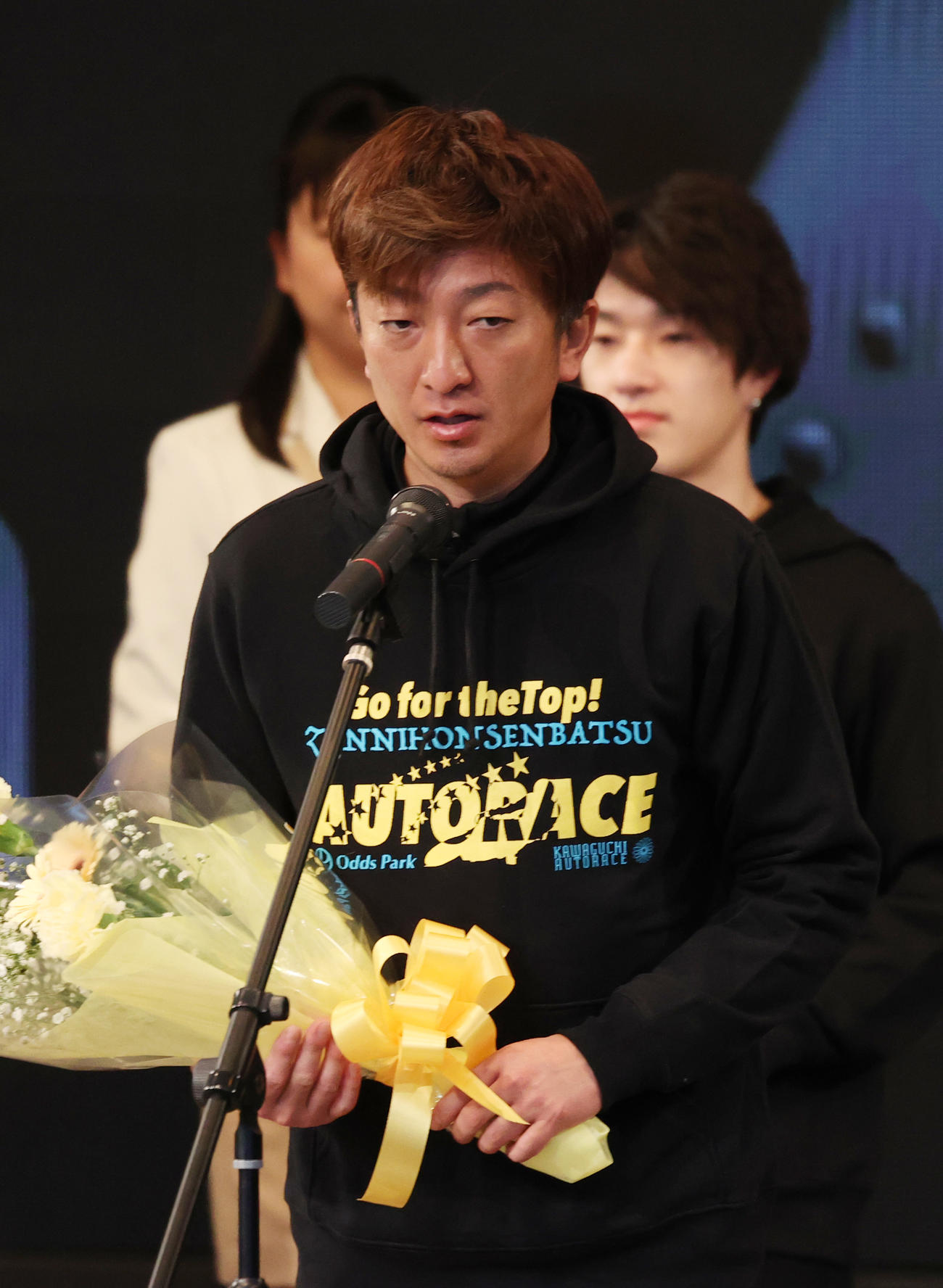 優勝戦出場者紹介式であいさつする荒尾聡（撮影・柴田隆二）