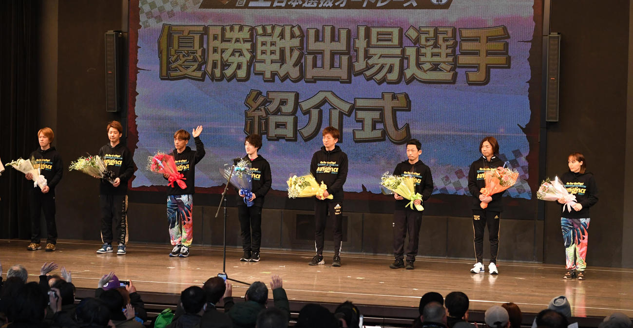 優勝戦出場者紹介式であいさつする選手たち（撮影・柴田隆二）