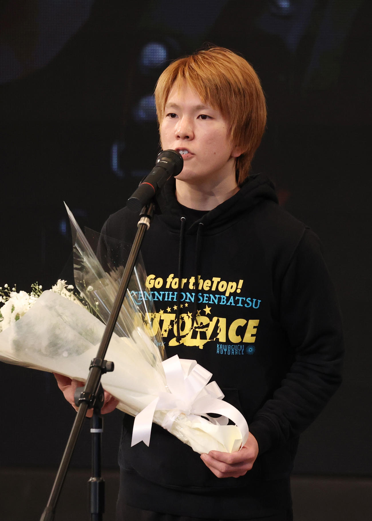 優勝戦出場者紹介式であいさつする鈴木圭一郎（撮影・柴田隆二）