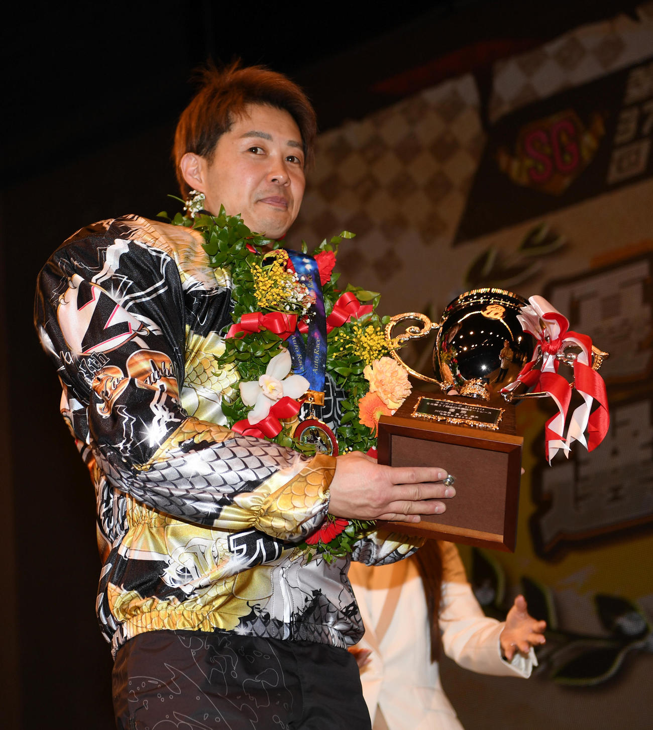 全日本選抜優勝戦を制した金子大輔は優勝杯を贈られた（撮影・柴田隆二）
